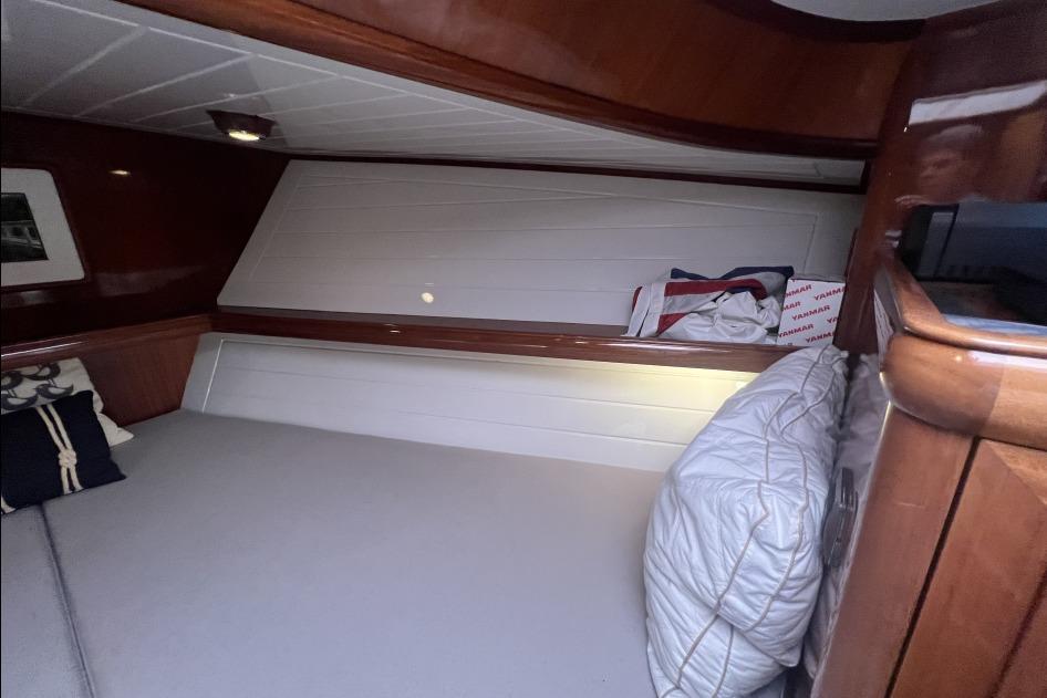 Interior cabin of 2004 RB DERELI Daytripper 40 yacht with cozy bedding.