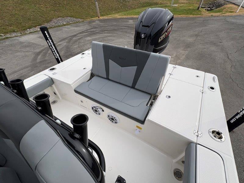2025 Robalo 226 Cayman - 37