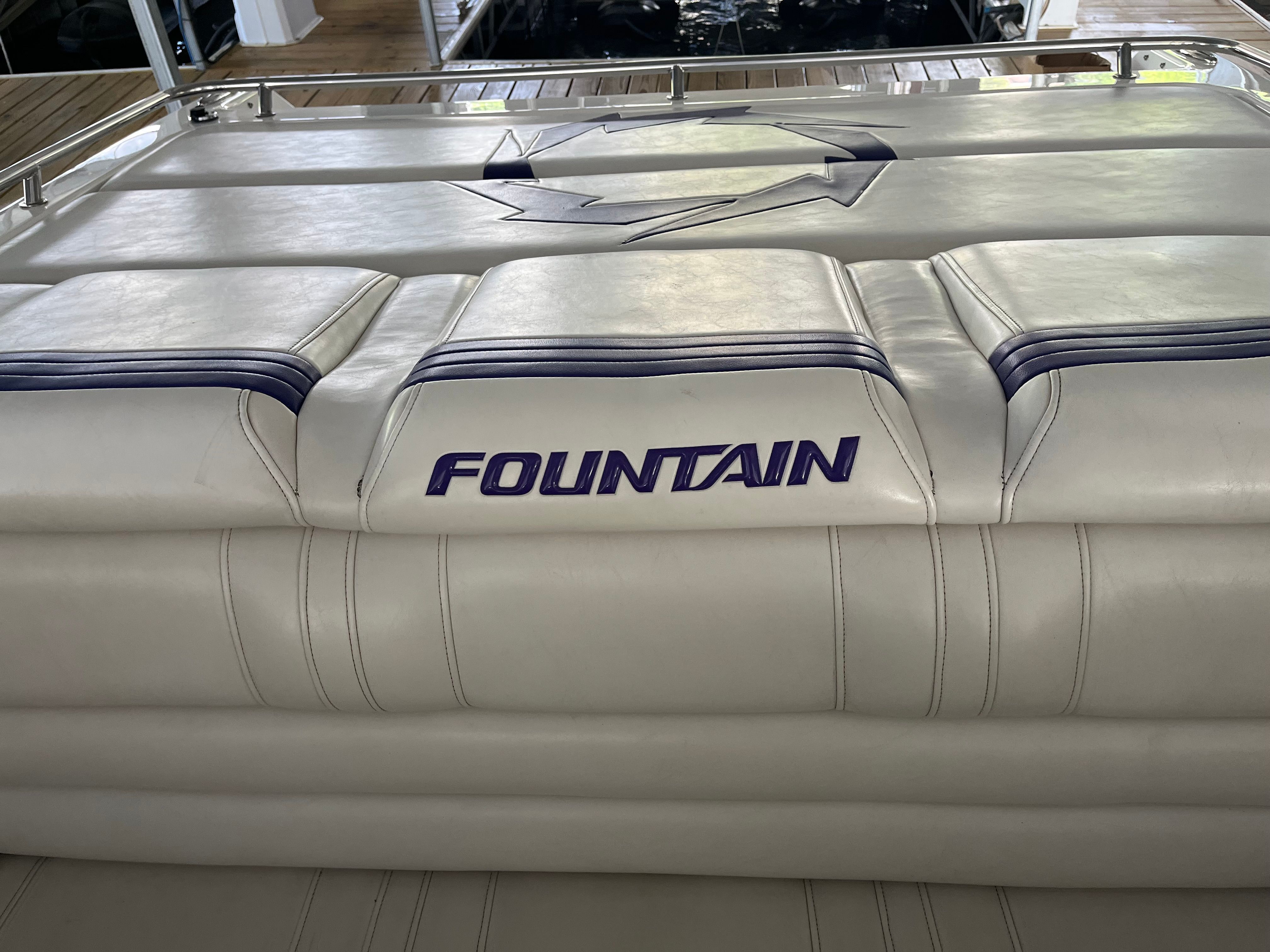 Fountain 29 Fever 2006: White upholstery with blue accents and logo.