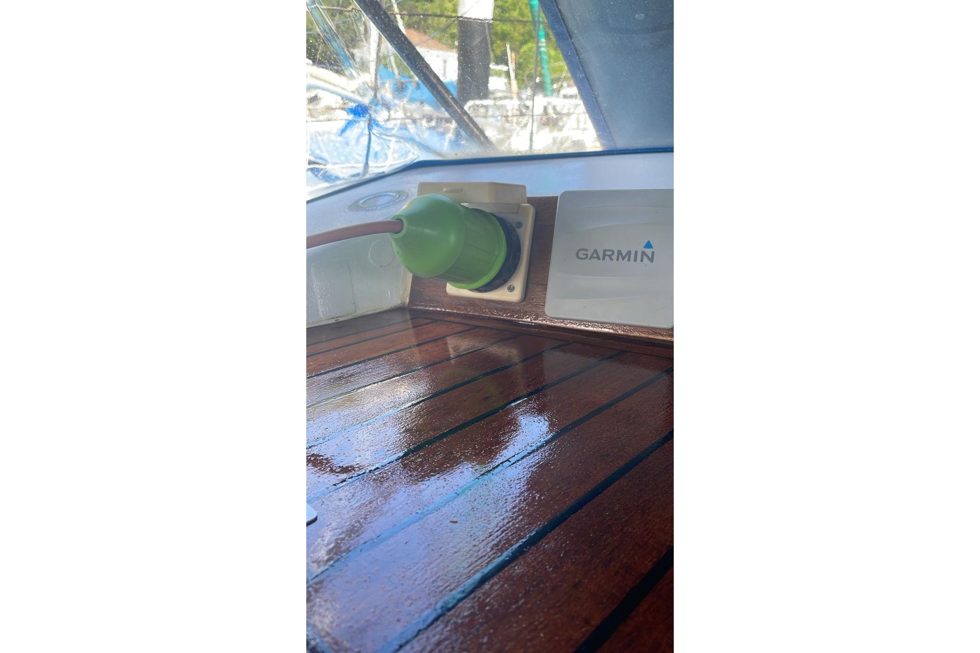 Martzcraft 35 yacht interior with Garmin device, 1986 model.