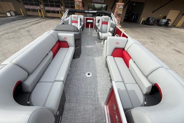 2026 Sun Tracker Party Barge 22 DLX with spacious seating and modern design.