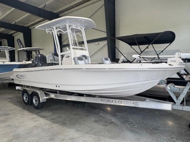 2025 Robalo 226 Cayman