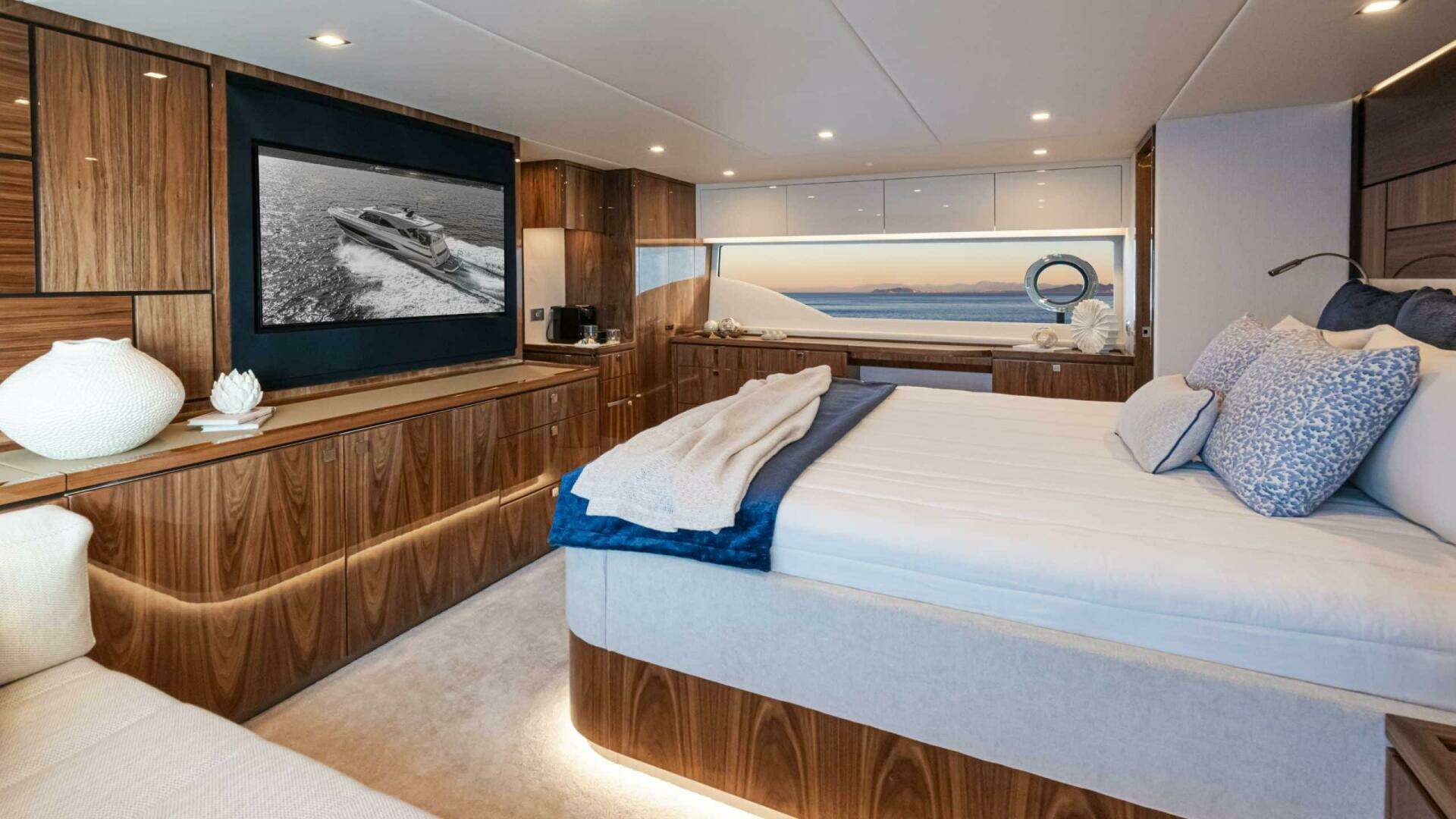 2026 Riviera 6800 Sport Yacht Platinum Edition - Image 18