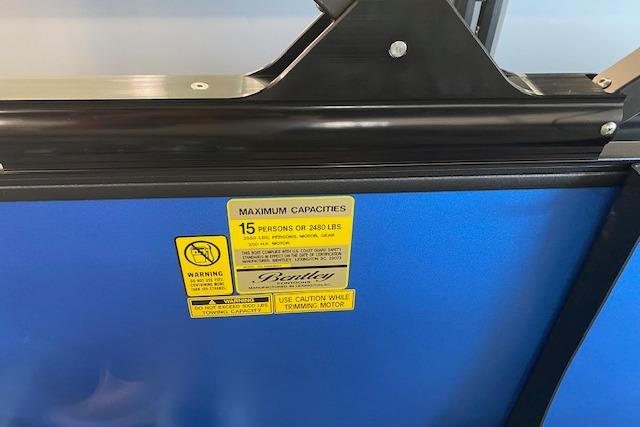 2026 Bentley Pontoons Legacy 223 Swingback capacity label, blue background, 15-person limit.