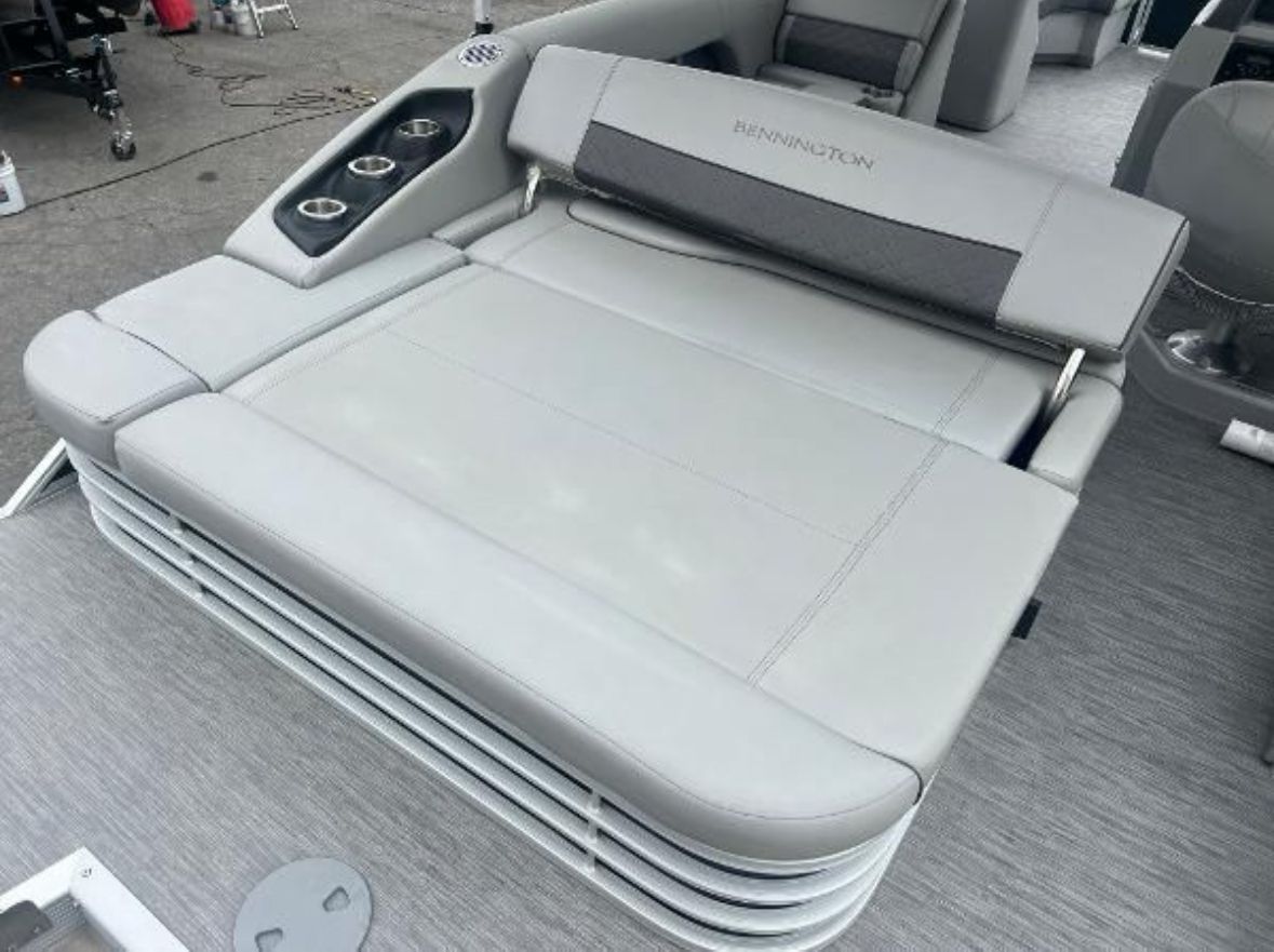 2022 Bennington L 23 Swingback - 8