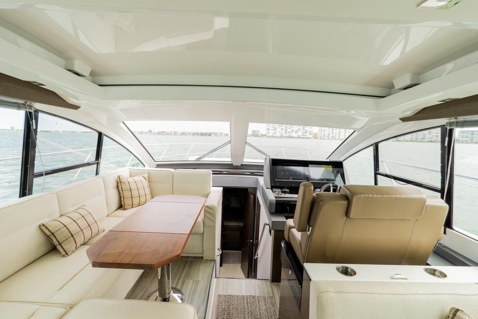 2018 Cruisers Yachts 50 CANTIUS - Image 43