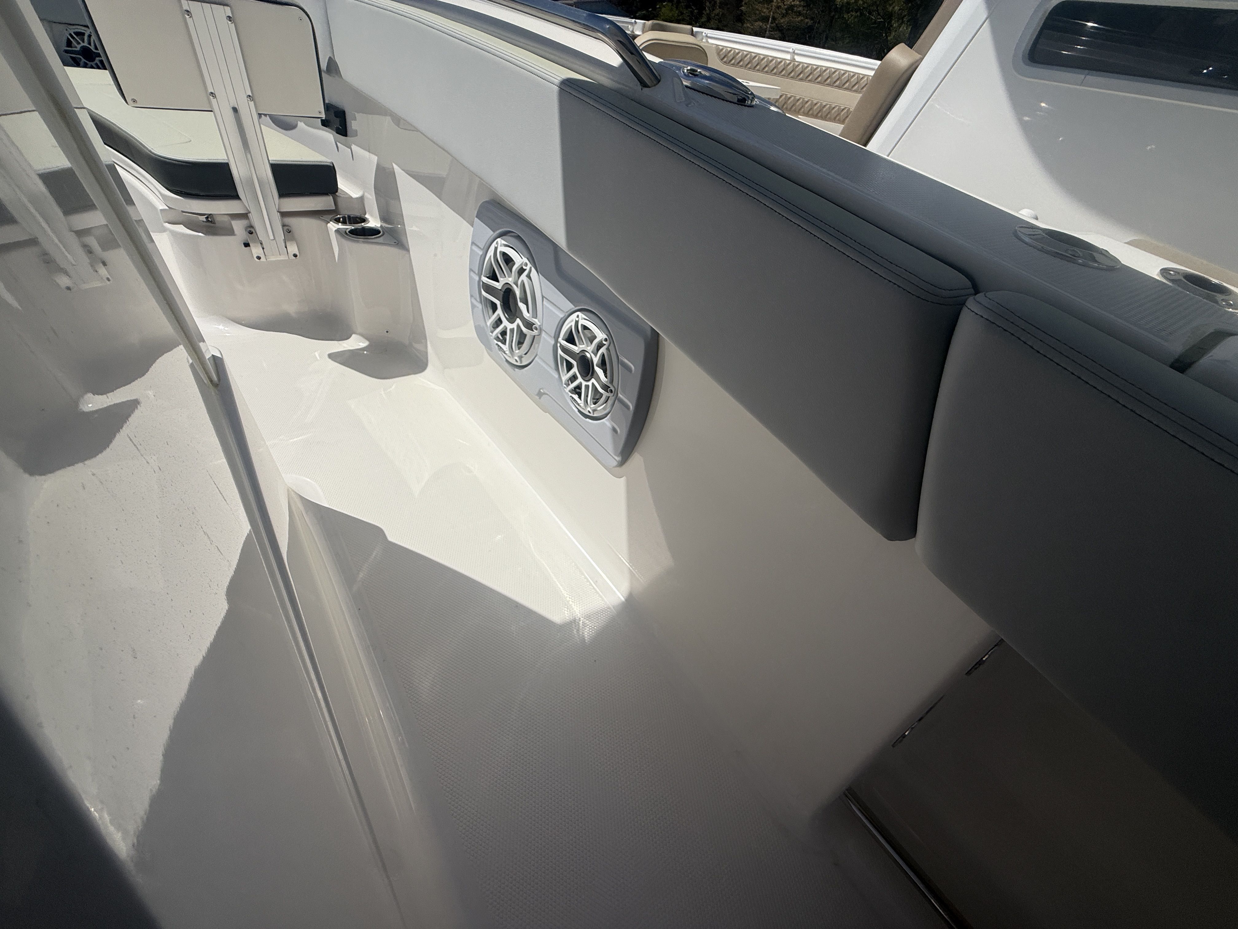 2026 Robalo R300 Center Console - 8