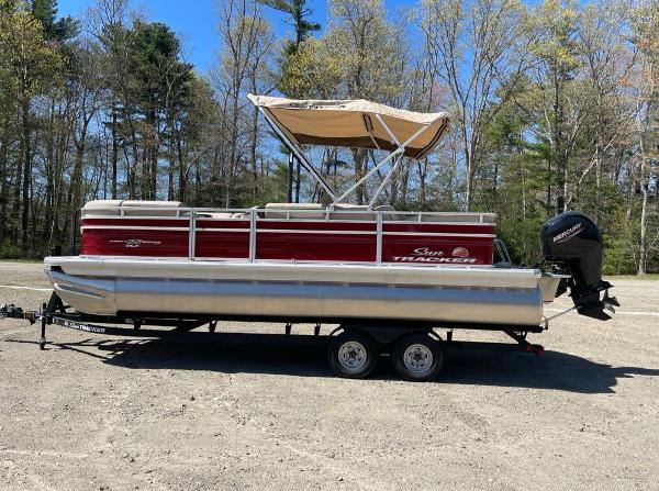 2025 Sun Tracker Party Barge 22 RF DLX