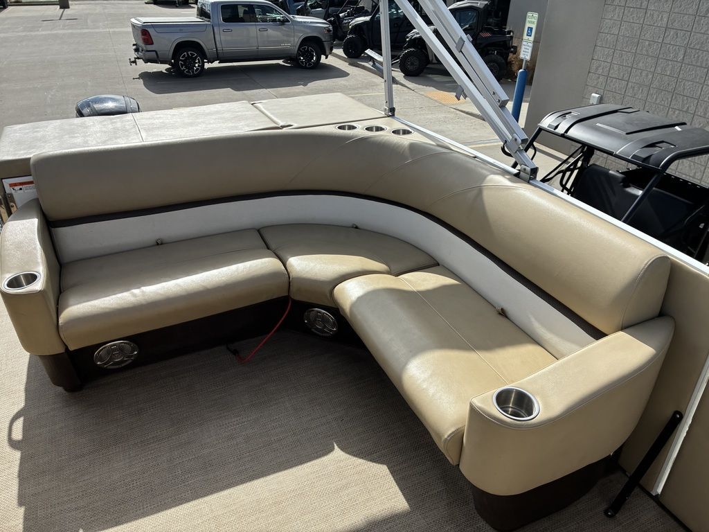 2015 Larson Escape 2200 RT - 21
