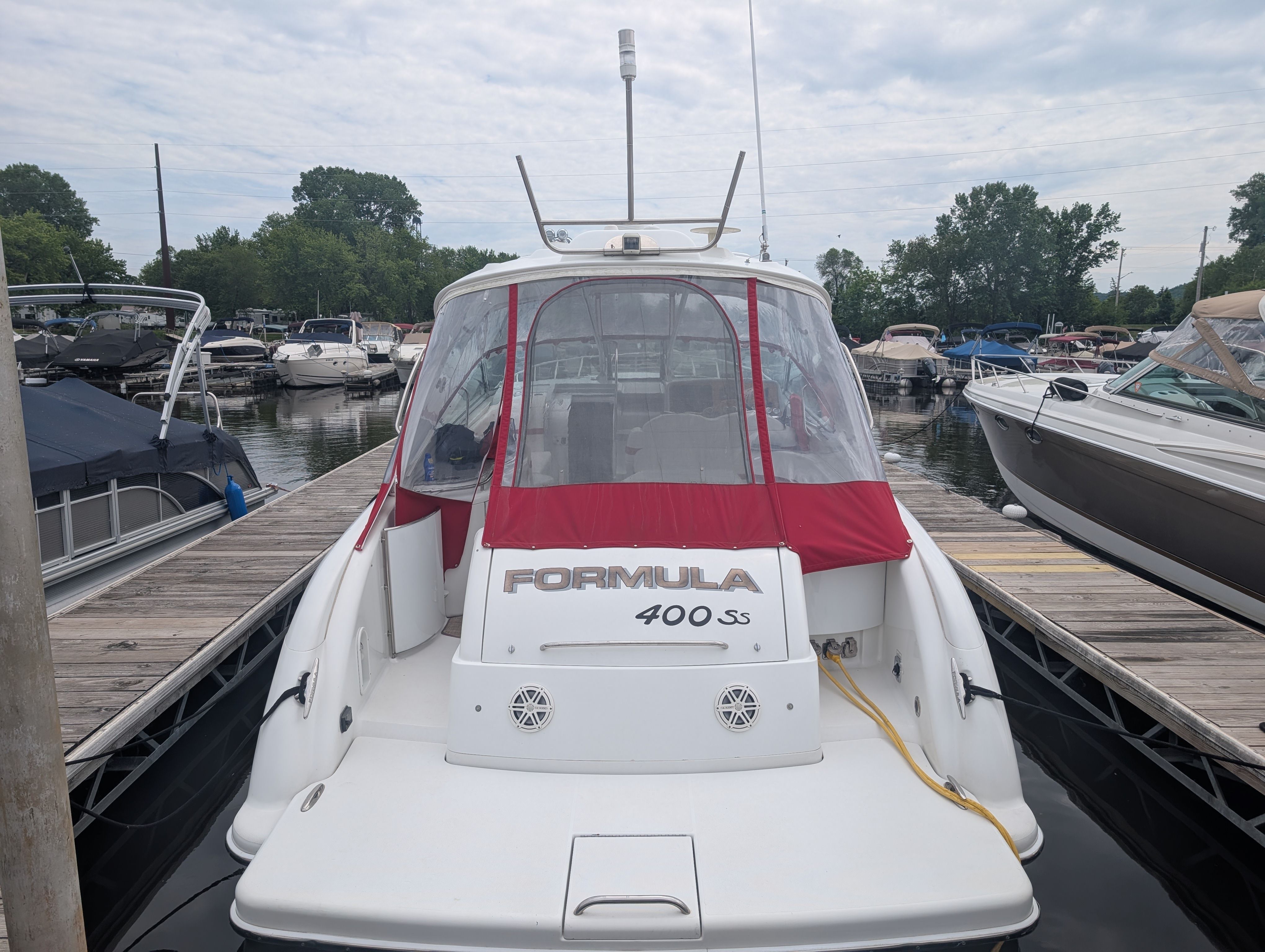 A 2007 Formula 400 Super Sport docked, surrounded by other boats.