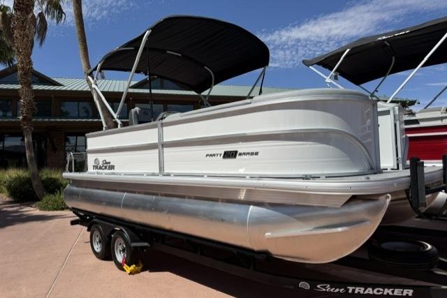 2026 Sun Tracker Party Barge 20 DLX