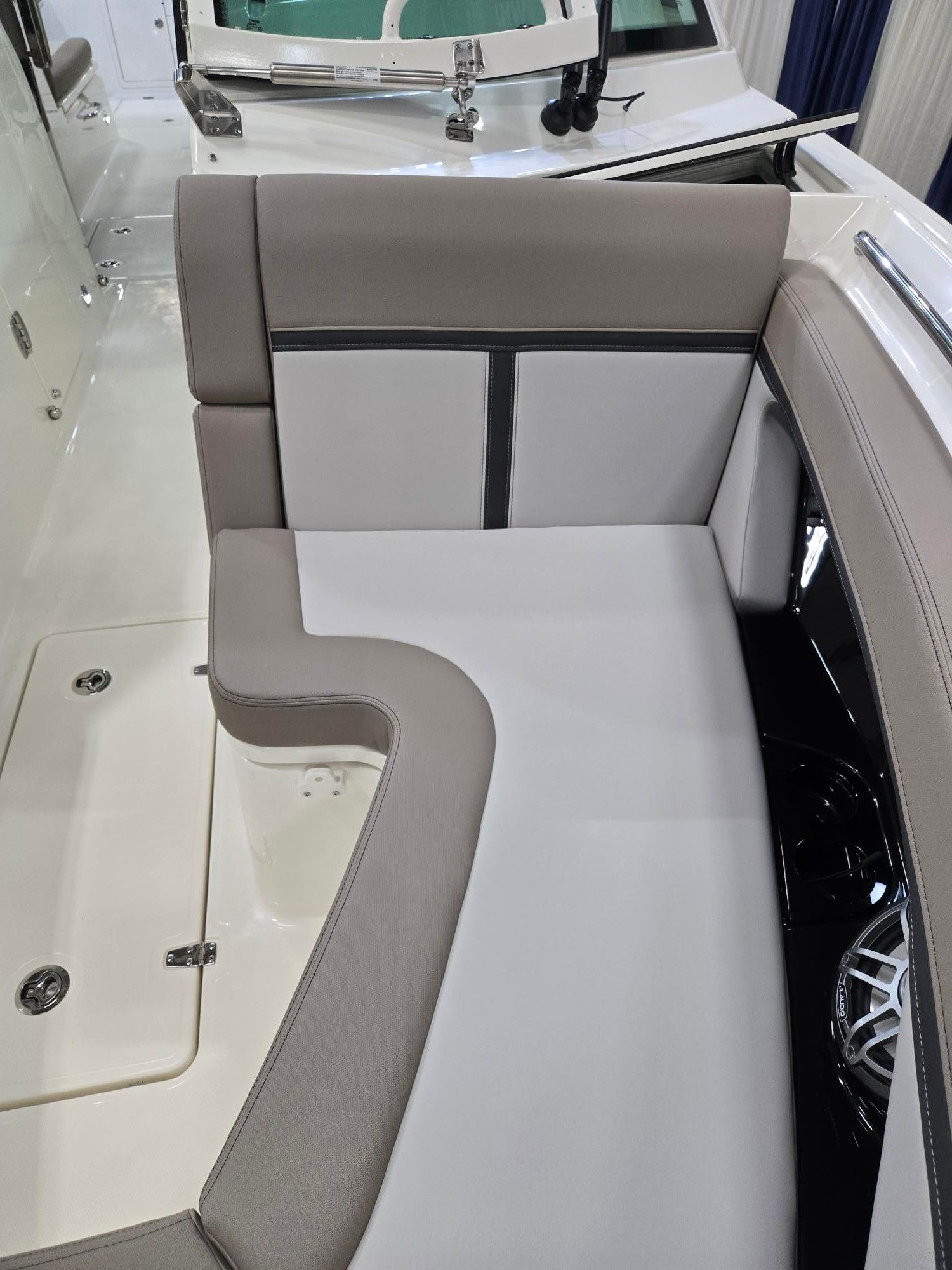 2026 Boston Whaler 330 Vantage - 12
