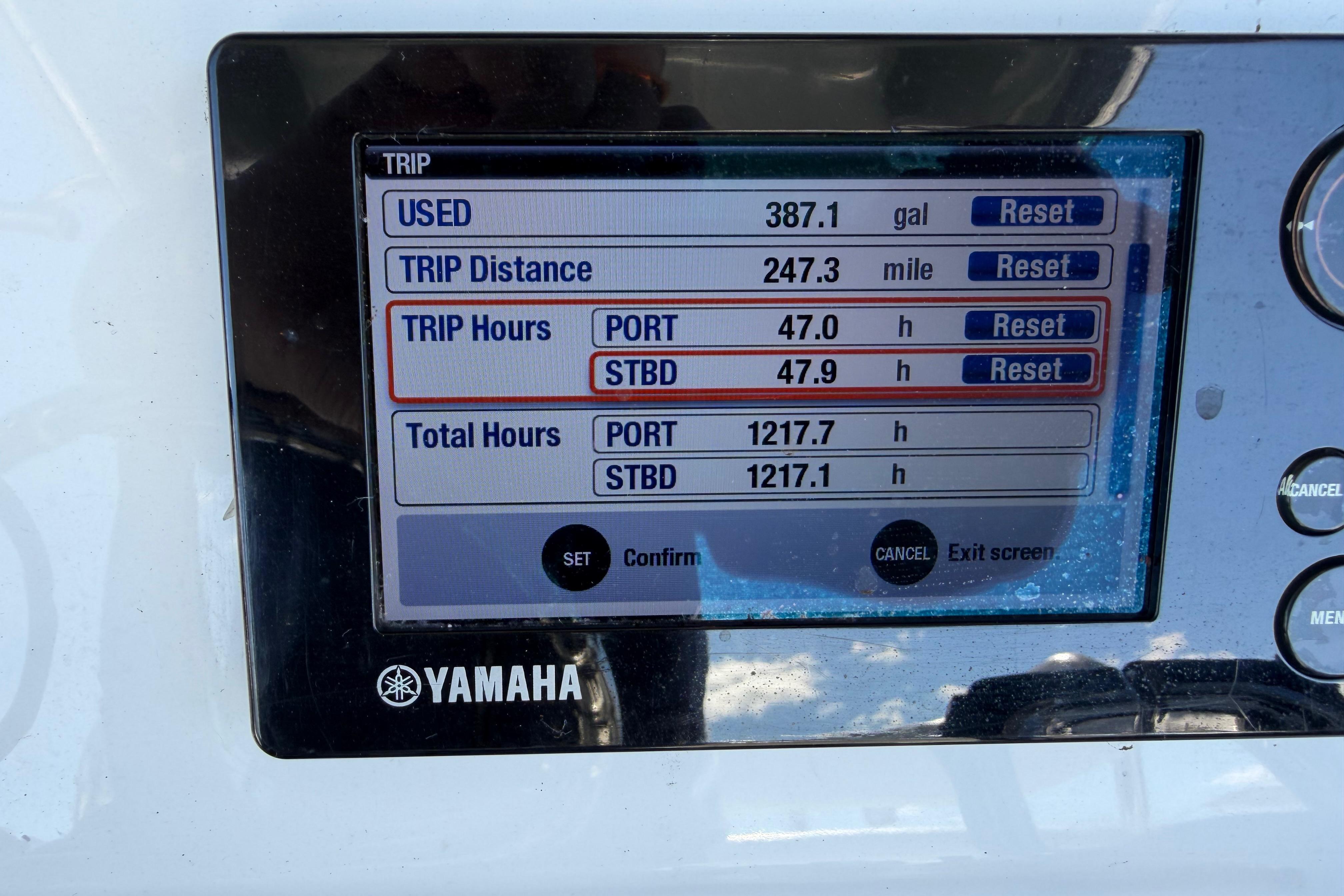 Yamaha display showing trip data for 2015 Contender 32 ST boat.