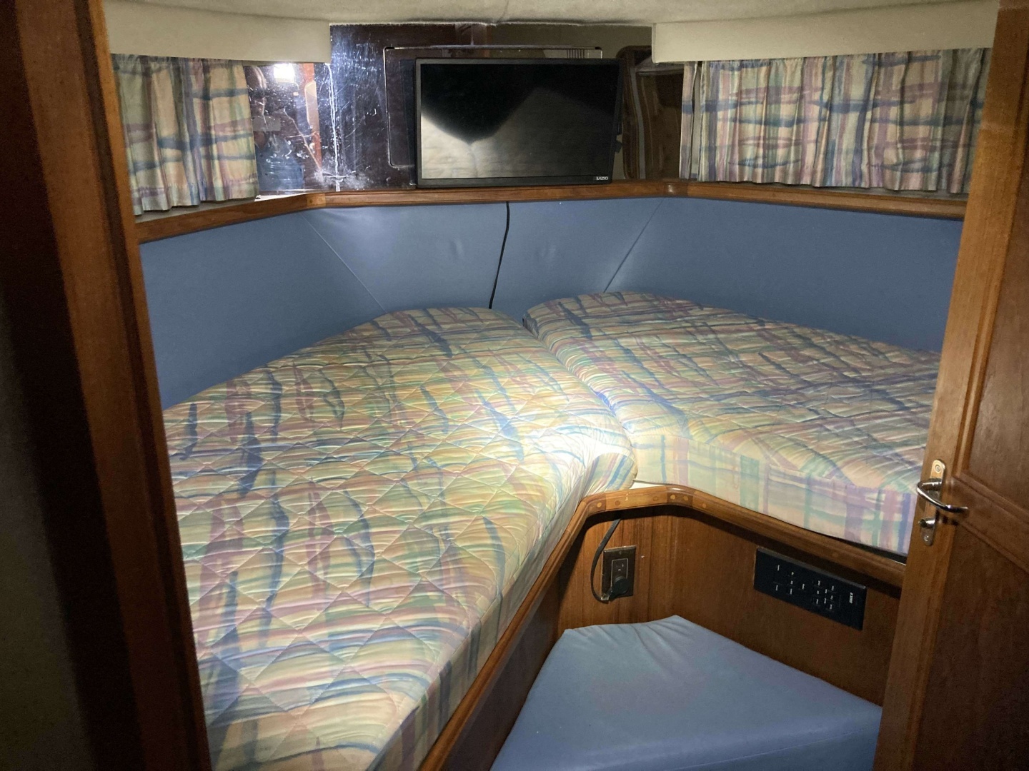 1989 Carver 3807 - Image 31