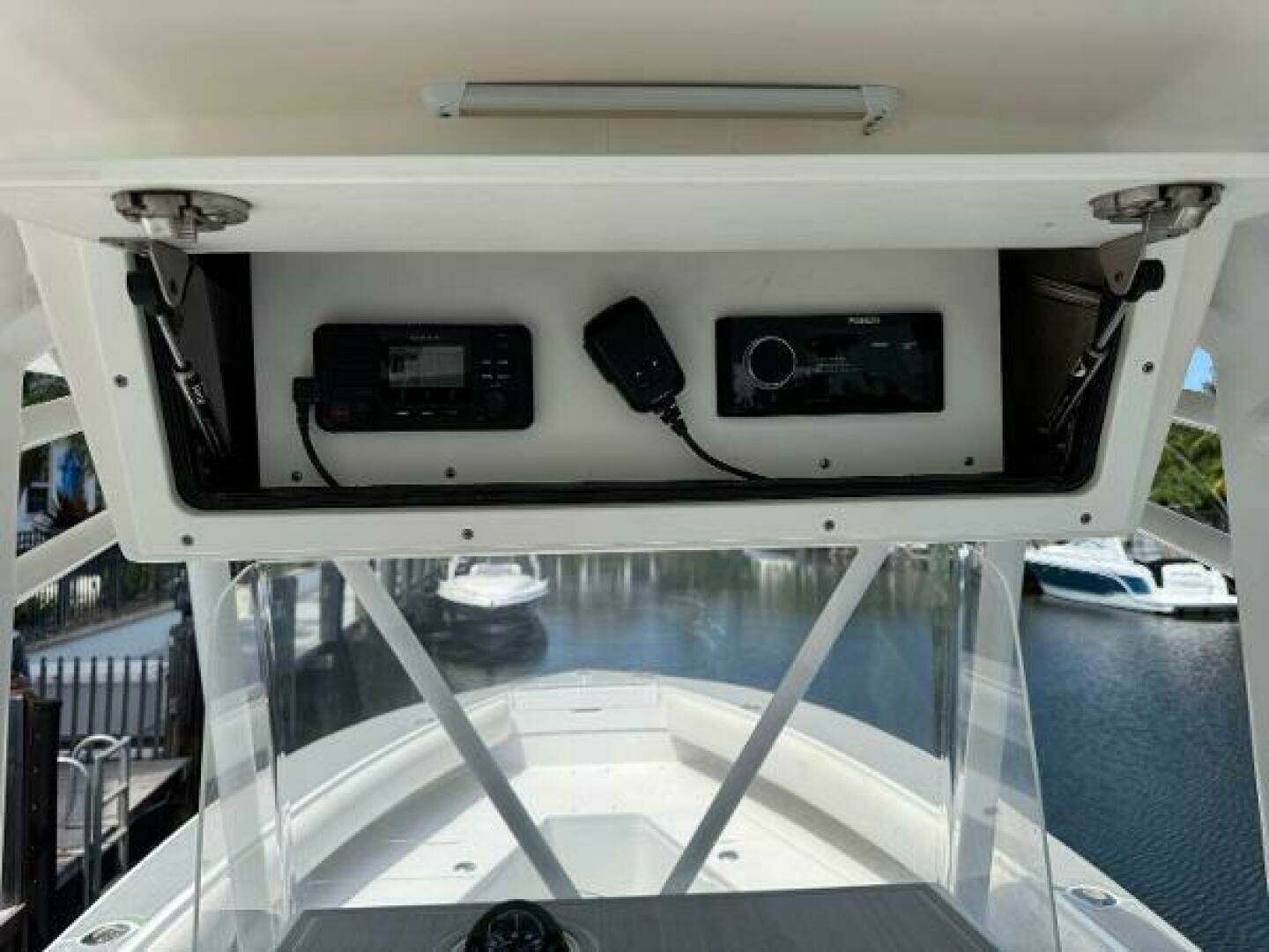 2005 Regulator 23 Center Console - Image 13