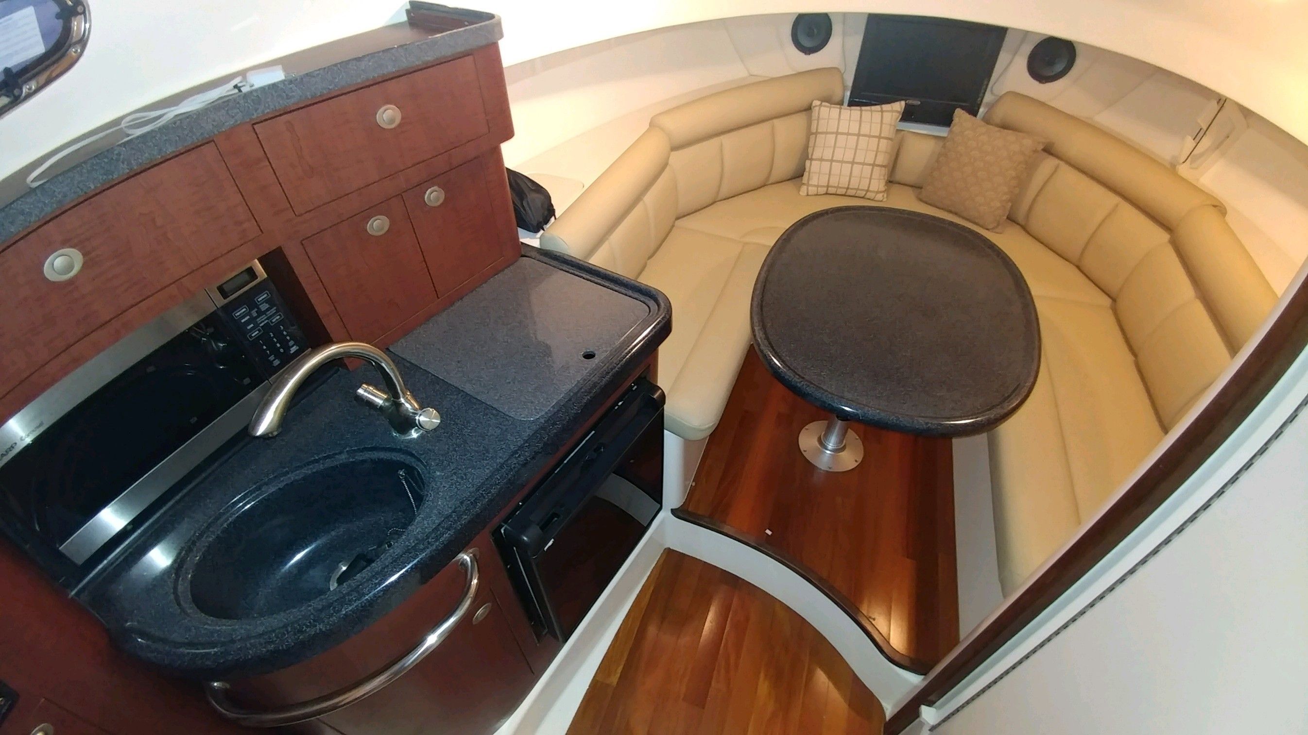 2010 Boston Whaler 305 Conquest - 10