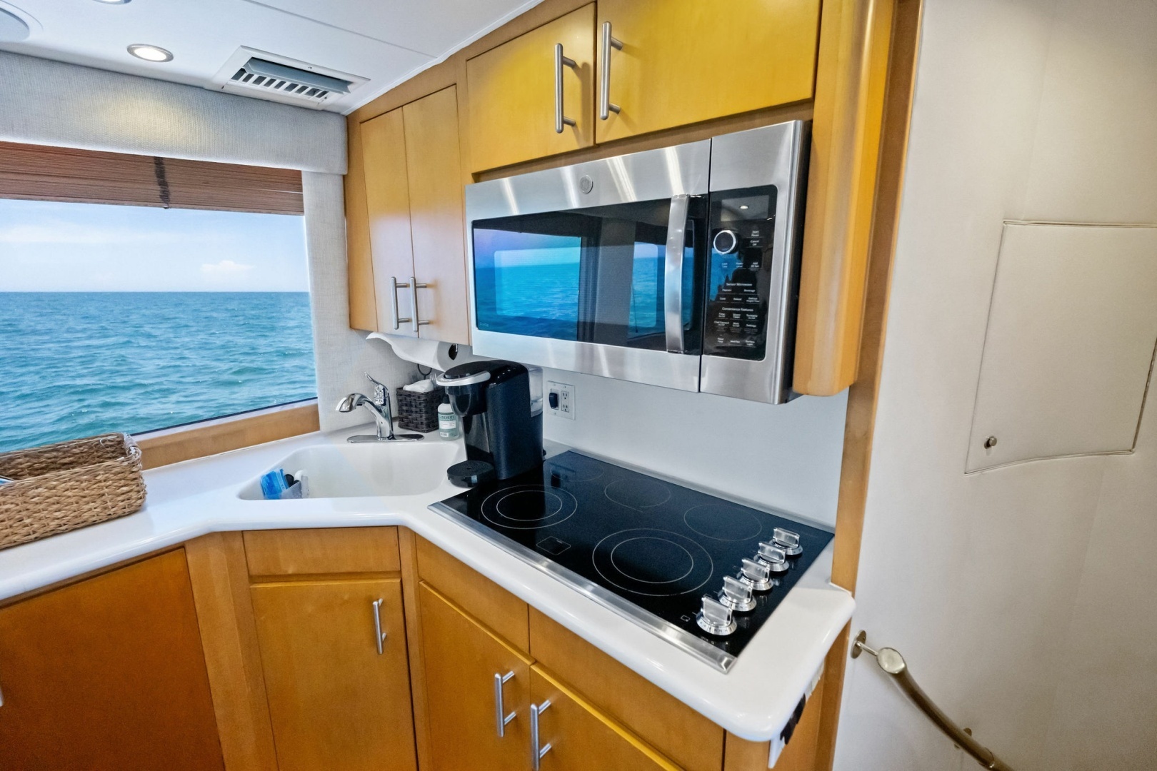 1998 Hatteras Sport Fisherman - Image 21