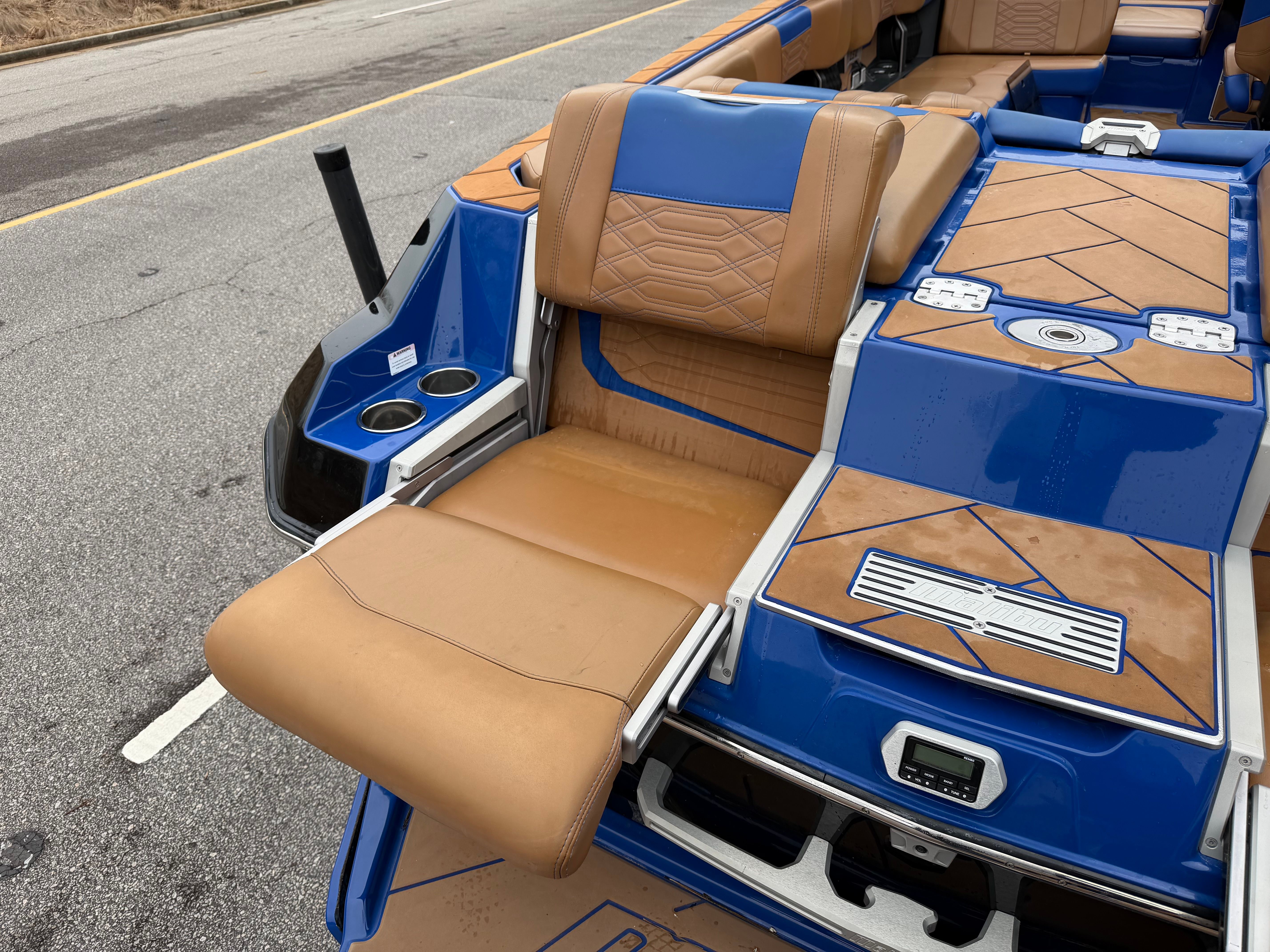 2022 MALIBU 25 LSV - Image 6