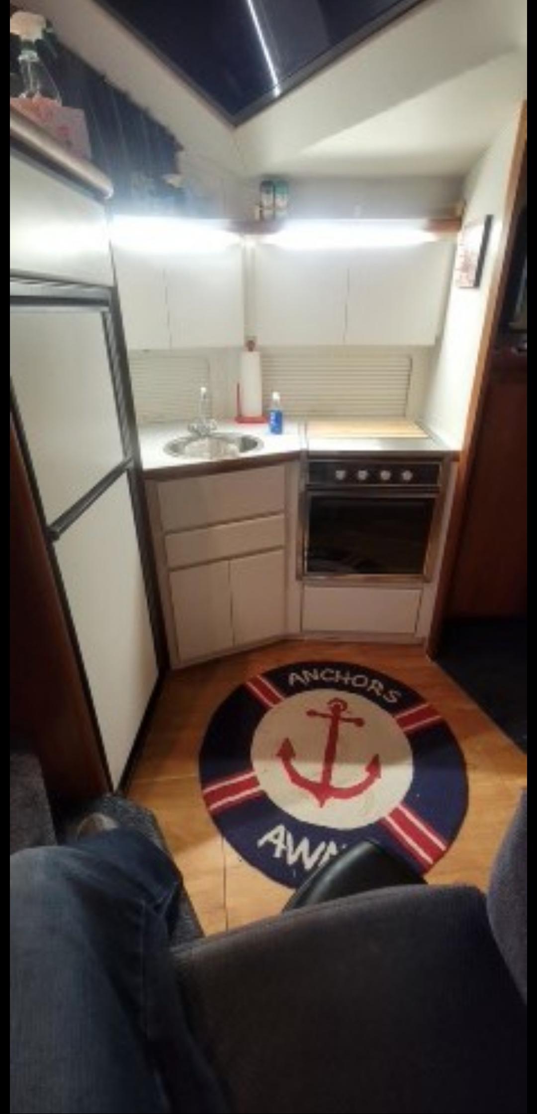 1994 Carver 390 Cockpit Motor Yacht - 10