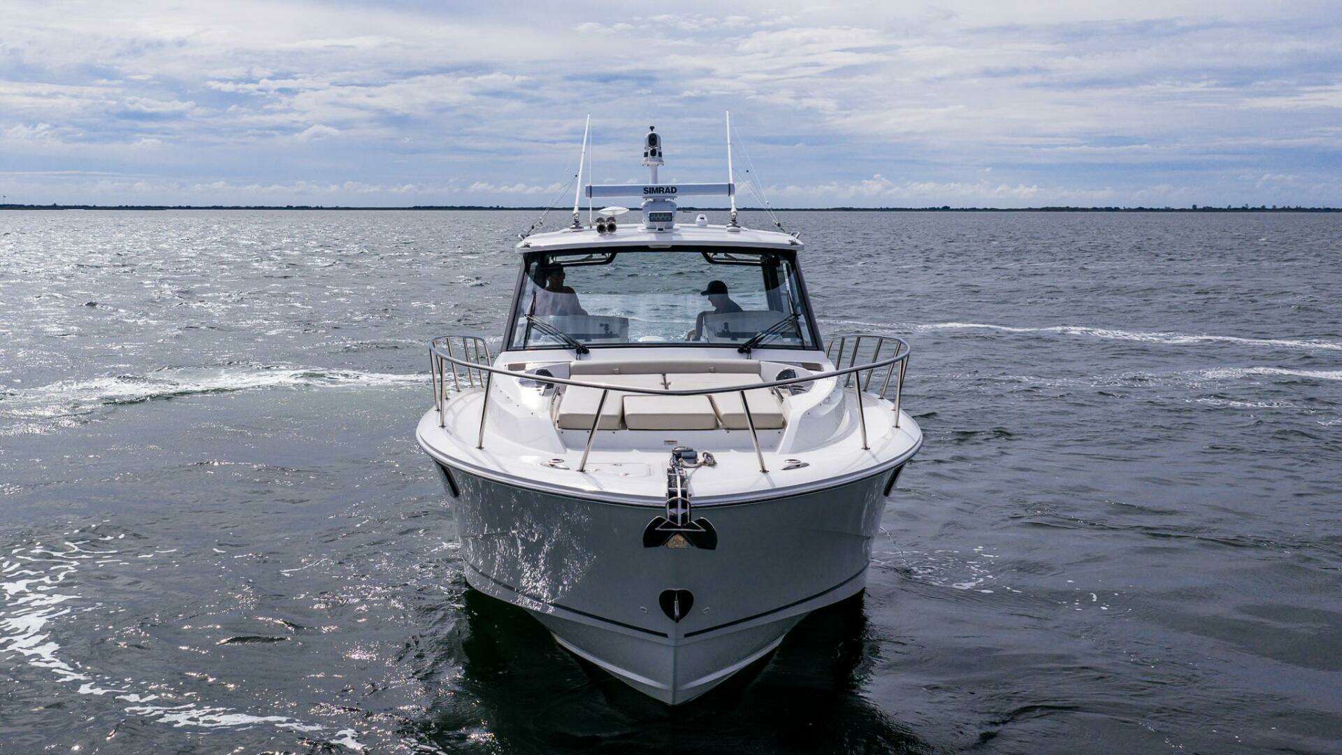 2024 Boston Whaler 405 Conquest - Image 6