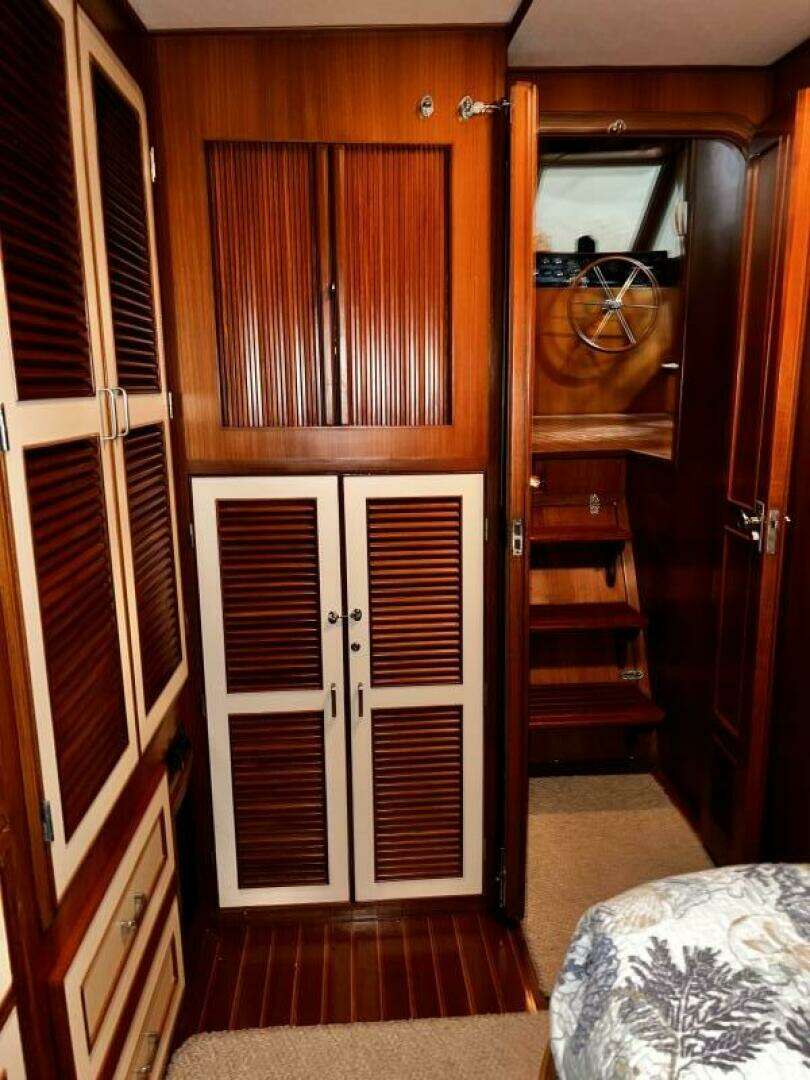1989 Hi-Star 48 Sundeck - Image 28