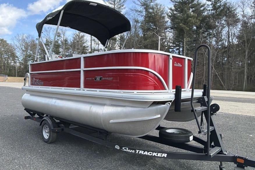 2026 Sun Tracker Party Barge 16 DLX