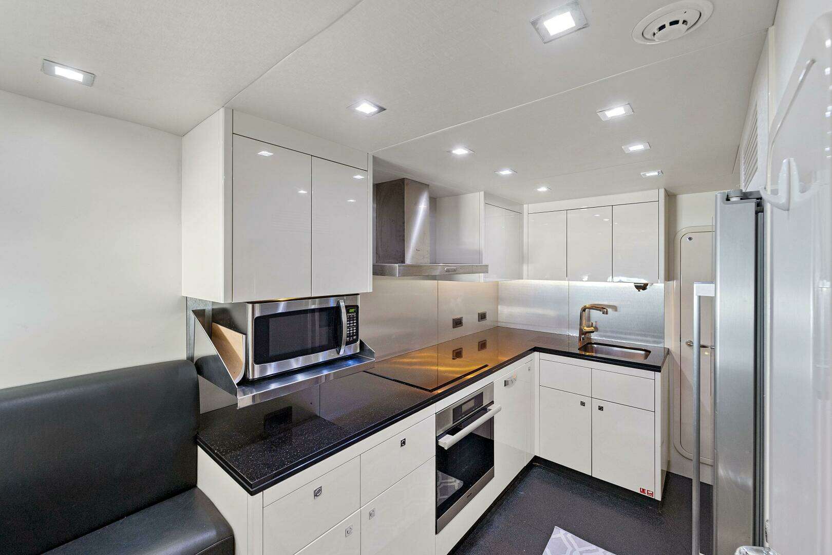 2013 Sunseeker Predator 84 - Image 21