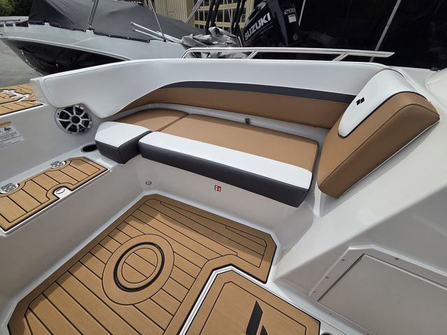 2026 Starcraft SVX OB 191 w/140hp and Trailer - 15