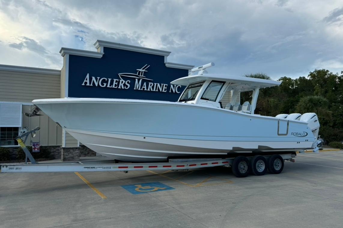 2025 Robalo R360 Center Console
