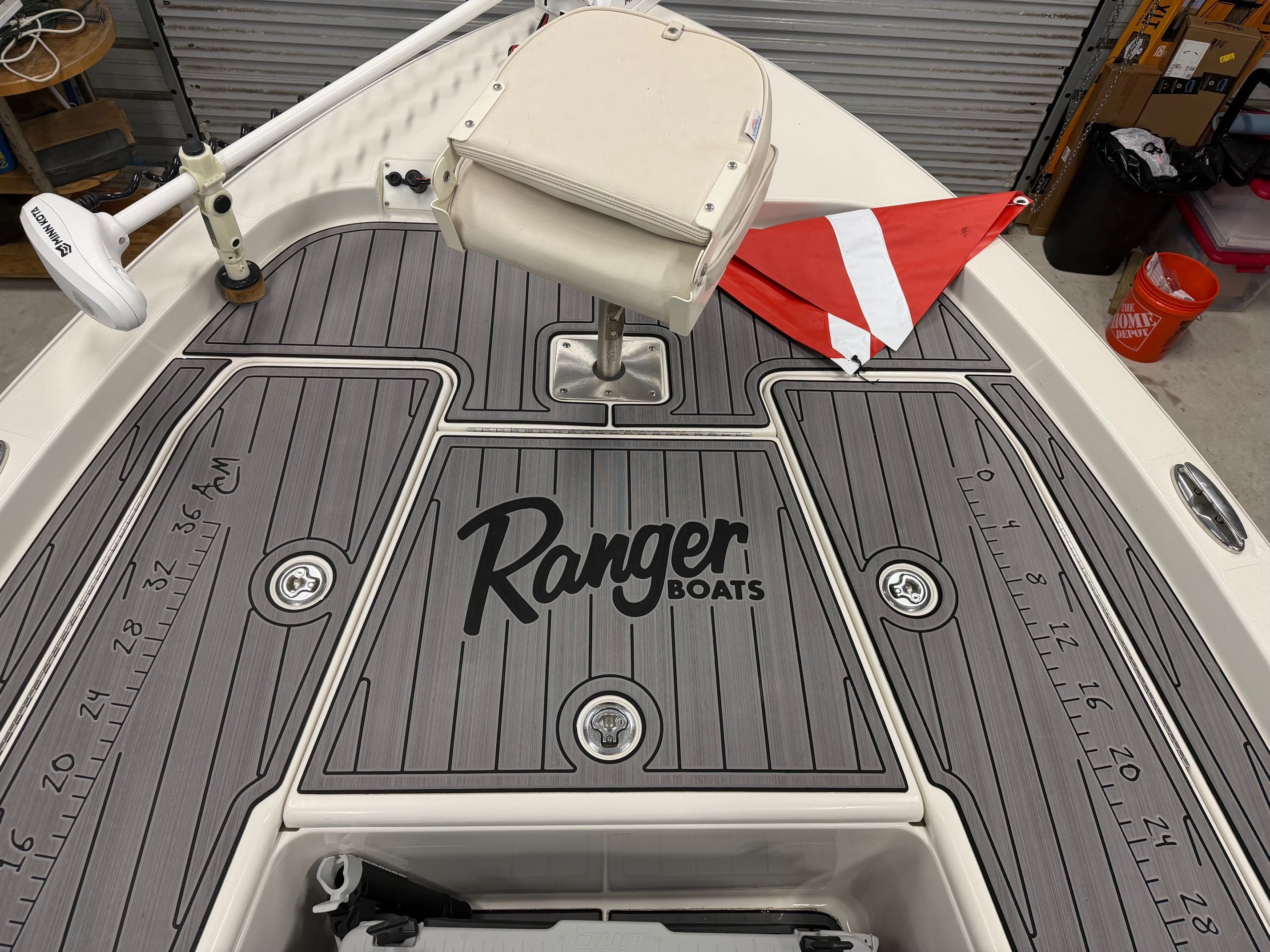 Ranger 2260 Bay Ranger boat deck with dive flag, 2018 model.