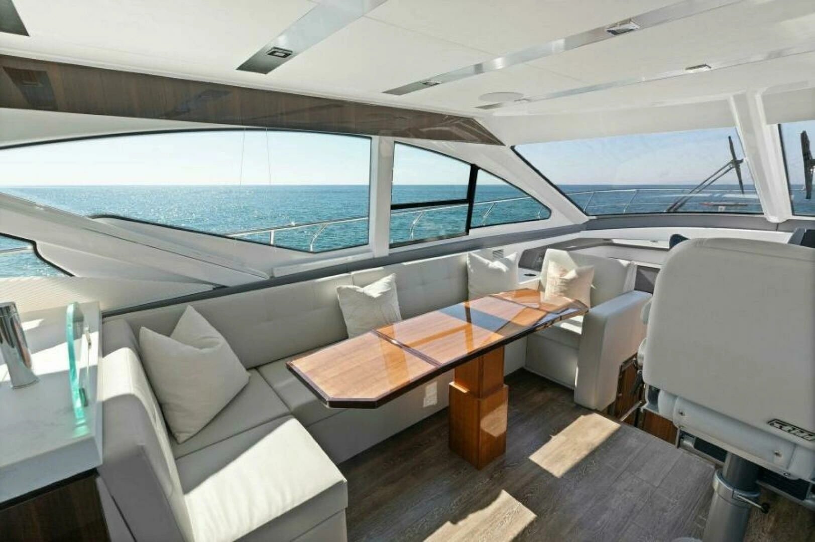 2023 Cruisers Yachts 60 Cantius Fly - Image 15
