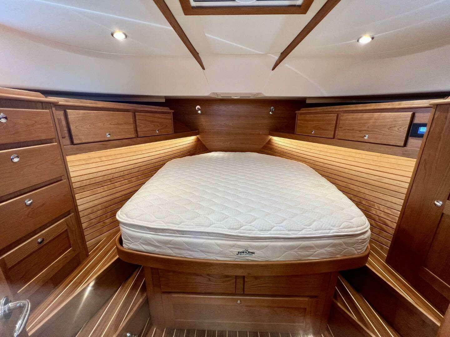 2027 Sabre 43 Salon Express - Image 21