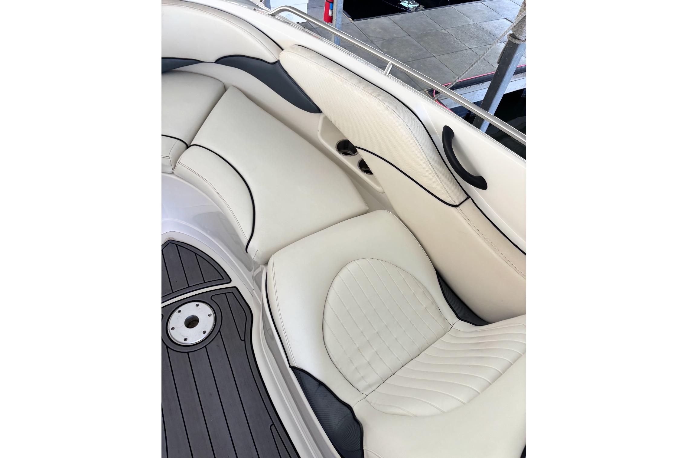 Luxurious seating on a 2007 Monterey 298SSX Super Sport boat, featuring white upholstery.