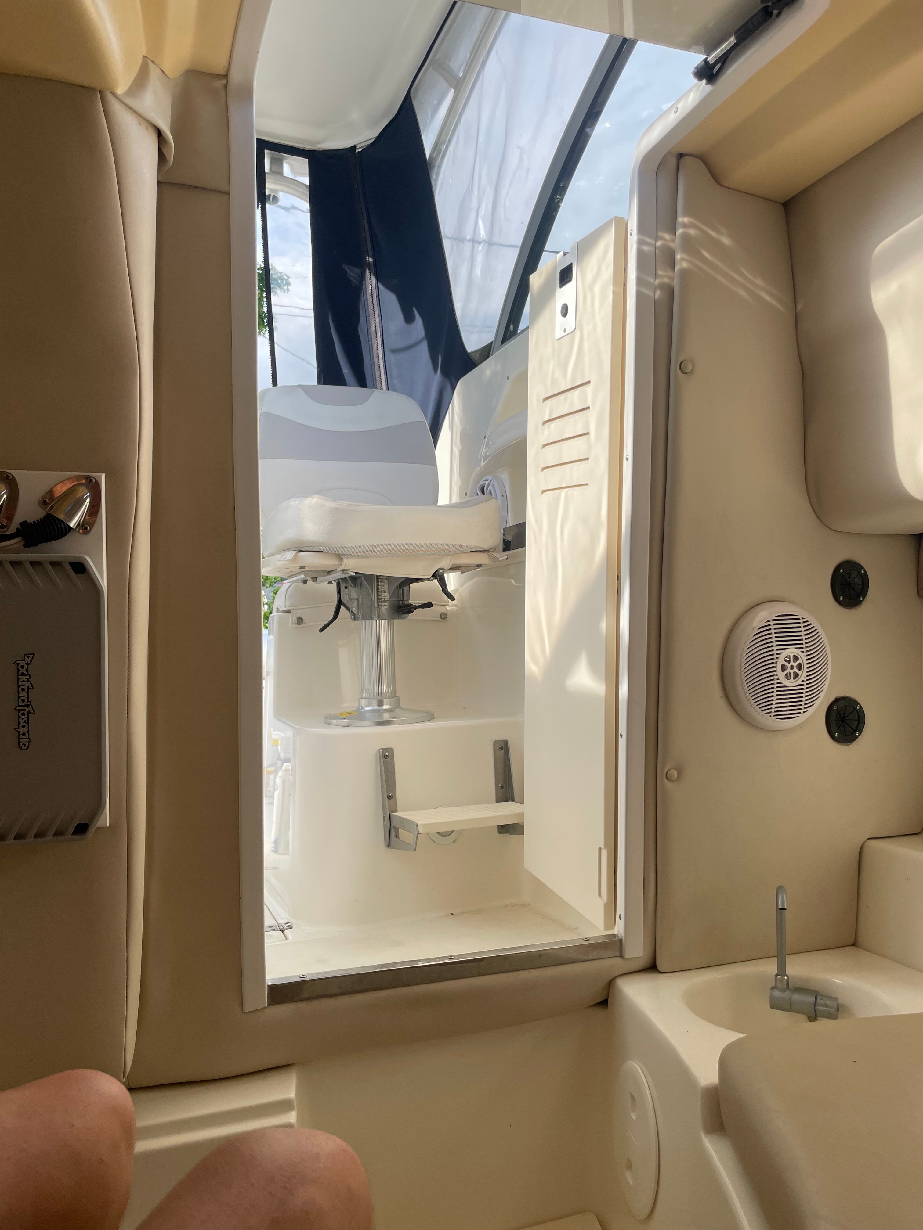 2009 Boston Whaler 255 Conquest - 45