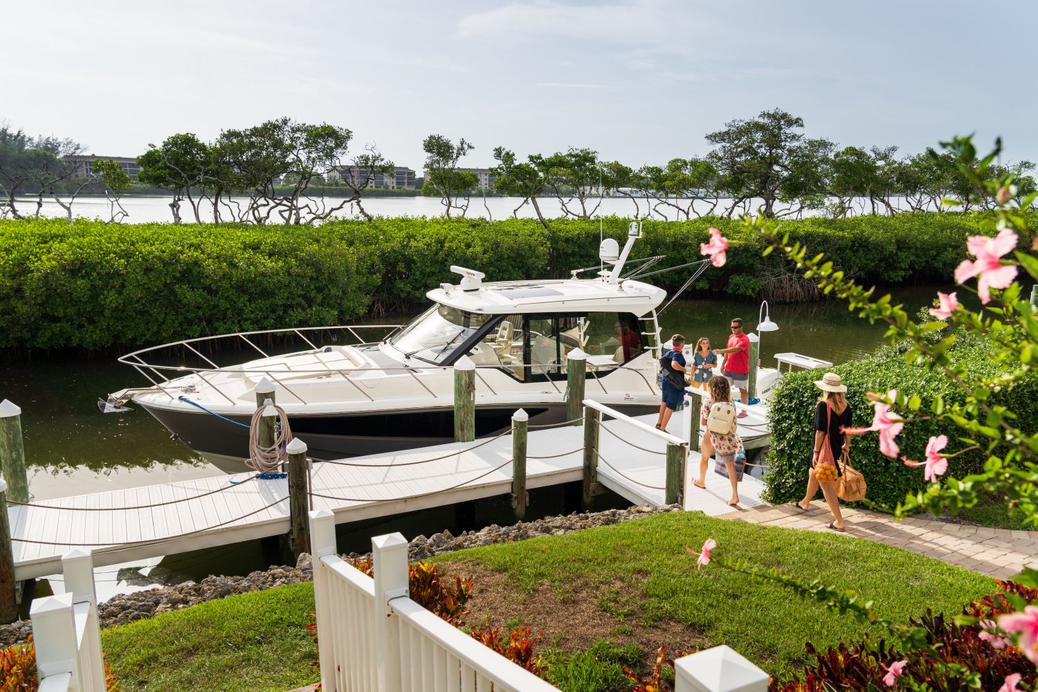 2025 Boston Whaler 405 Conquest - 38