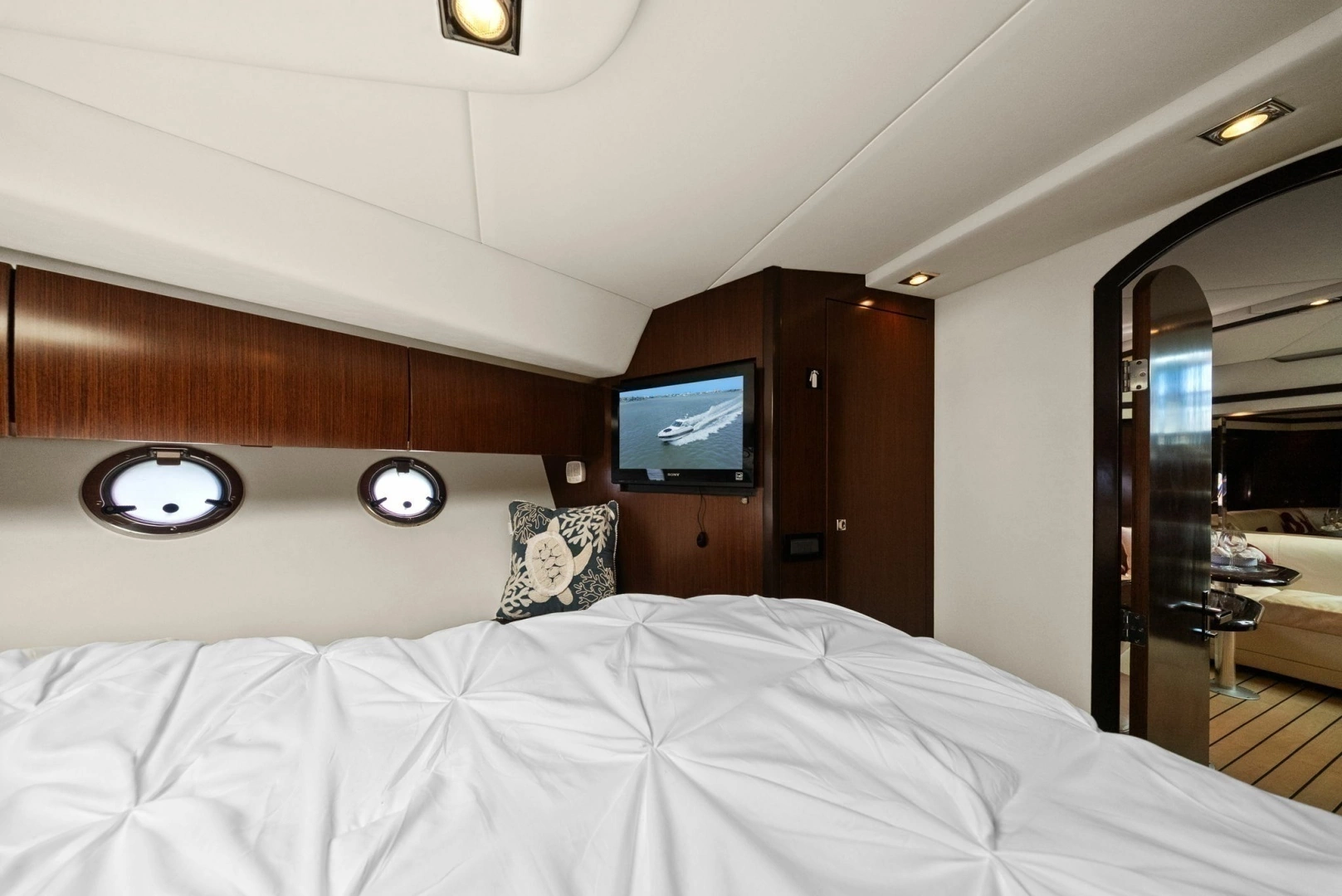 2012 Cruisers Yachts 540 Coupe - Image 21