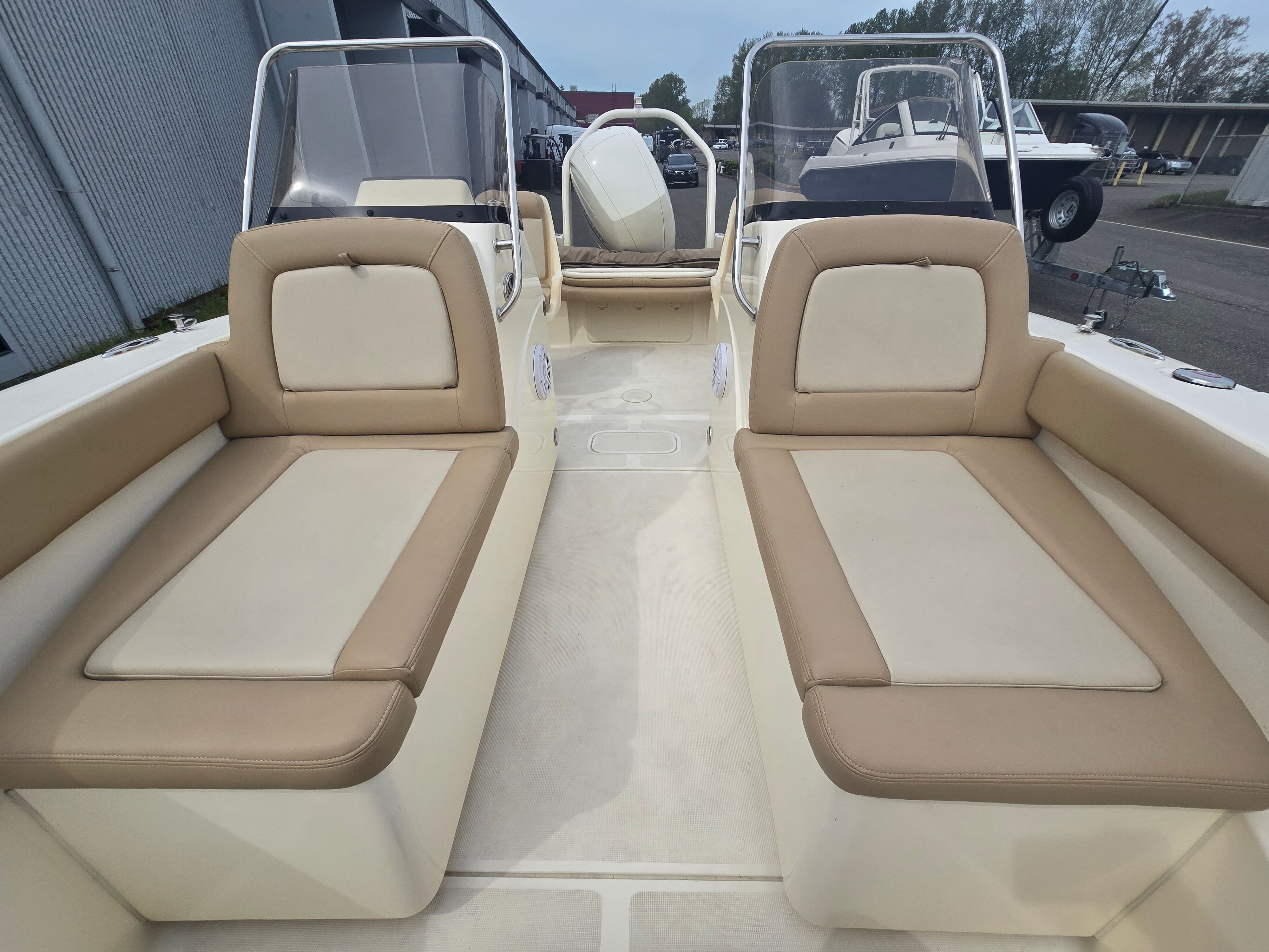 Scout 195 Sport Dorado 2022 with beige cushions and two seating benches.