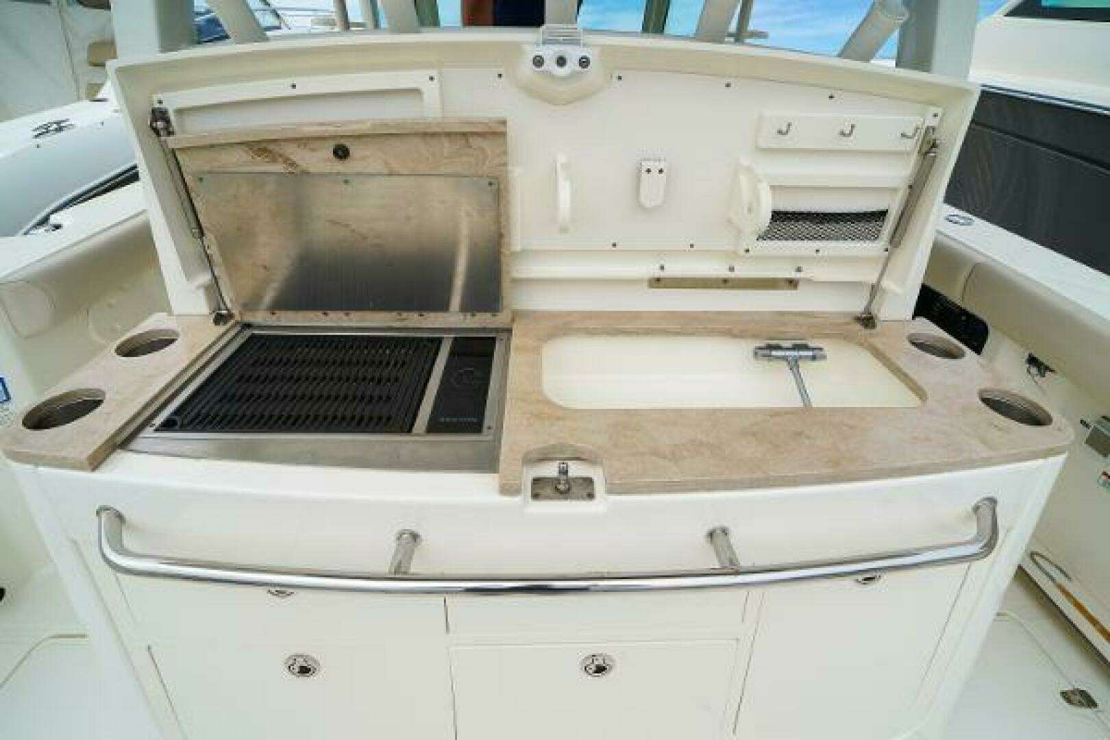 2018 Boston Whaler 380 Outrage - Image 20