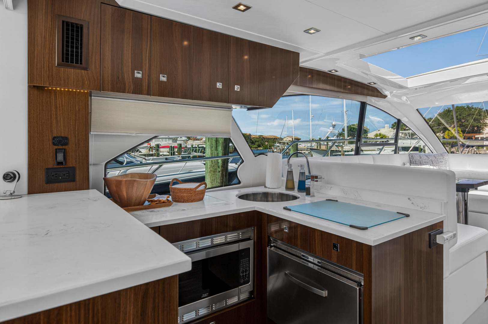 2023 Cruisers Yachts 50 CANTIUS - Image 38