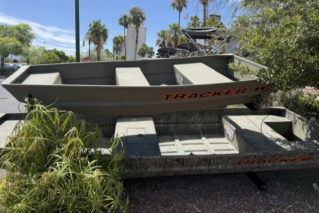 2026 Tracker Grizzly 10 Jon