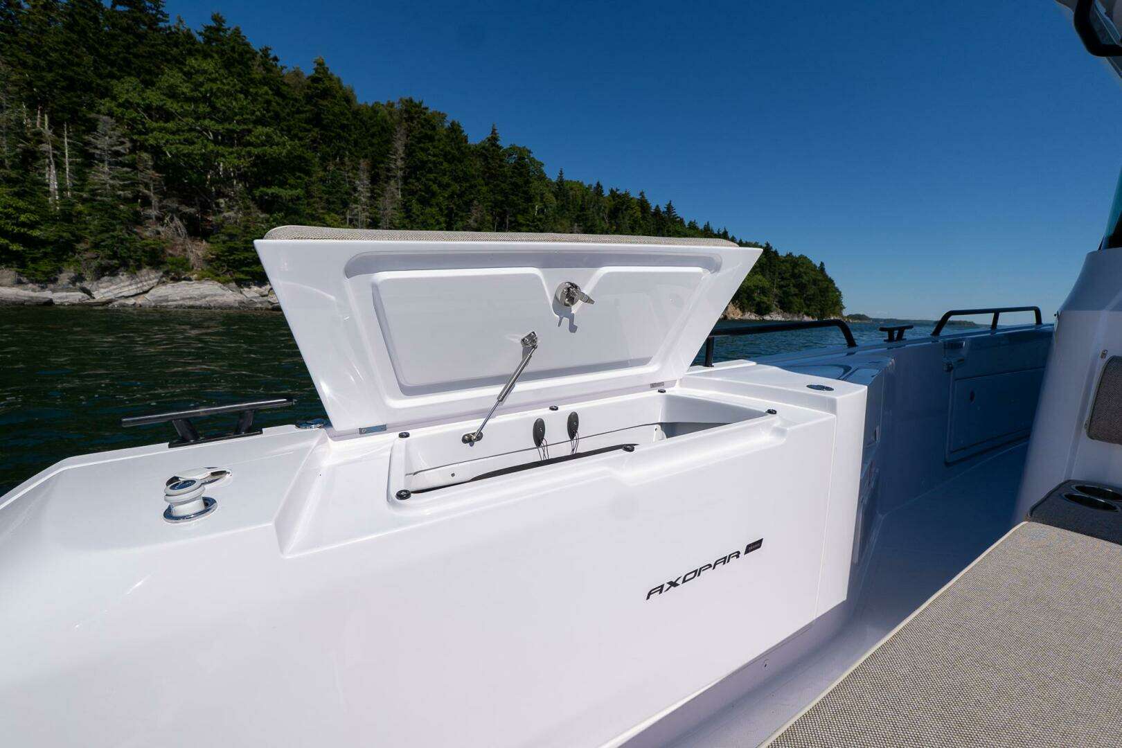 2025 Axopar Cross Cabin - Image 30
