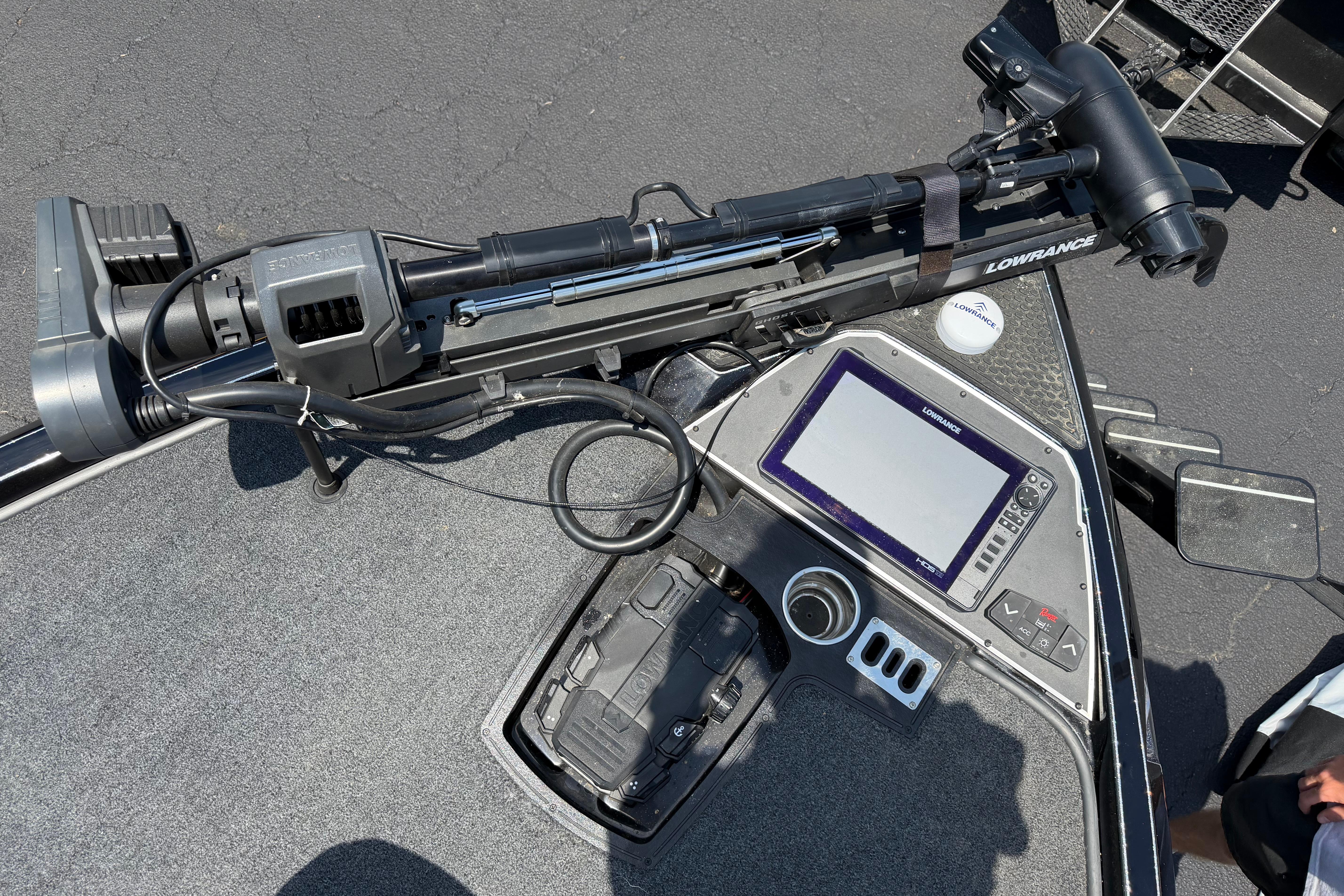 2023 Ranger Z520R boat dashboard with Lowrance electronics and trolling motor.