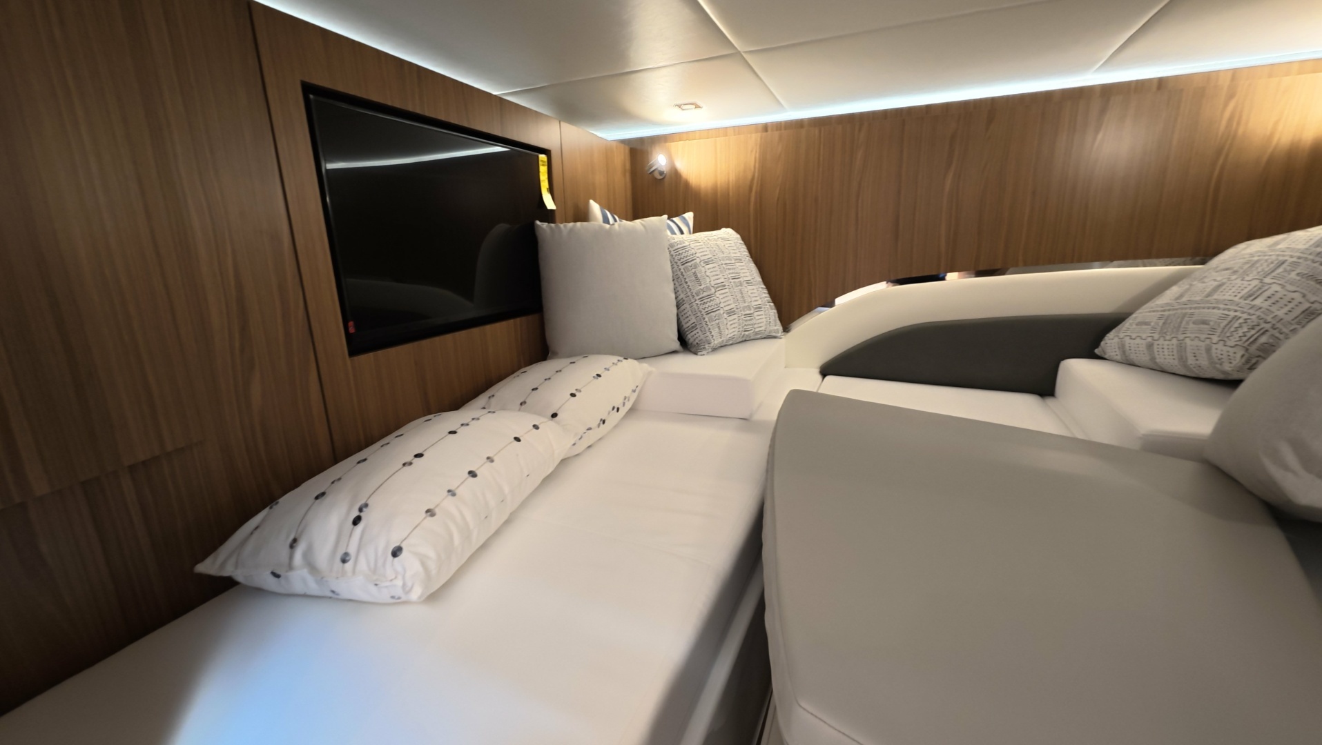 2026 Cruisers Yachts 50GLS OB - Image 49