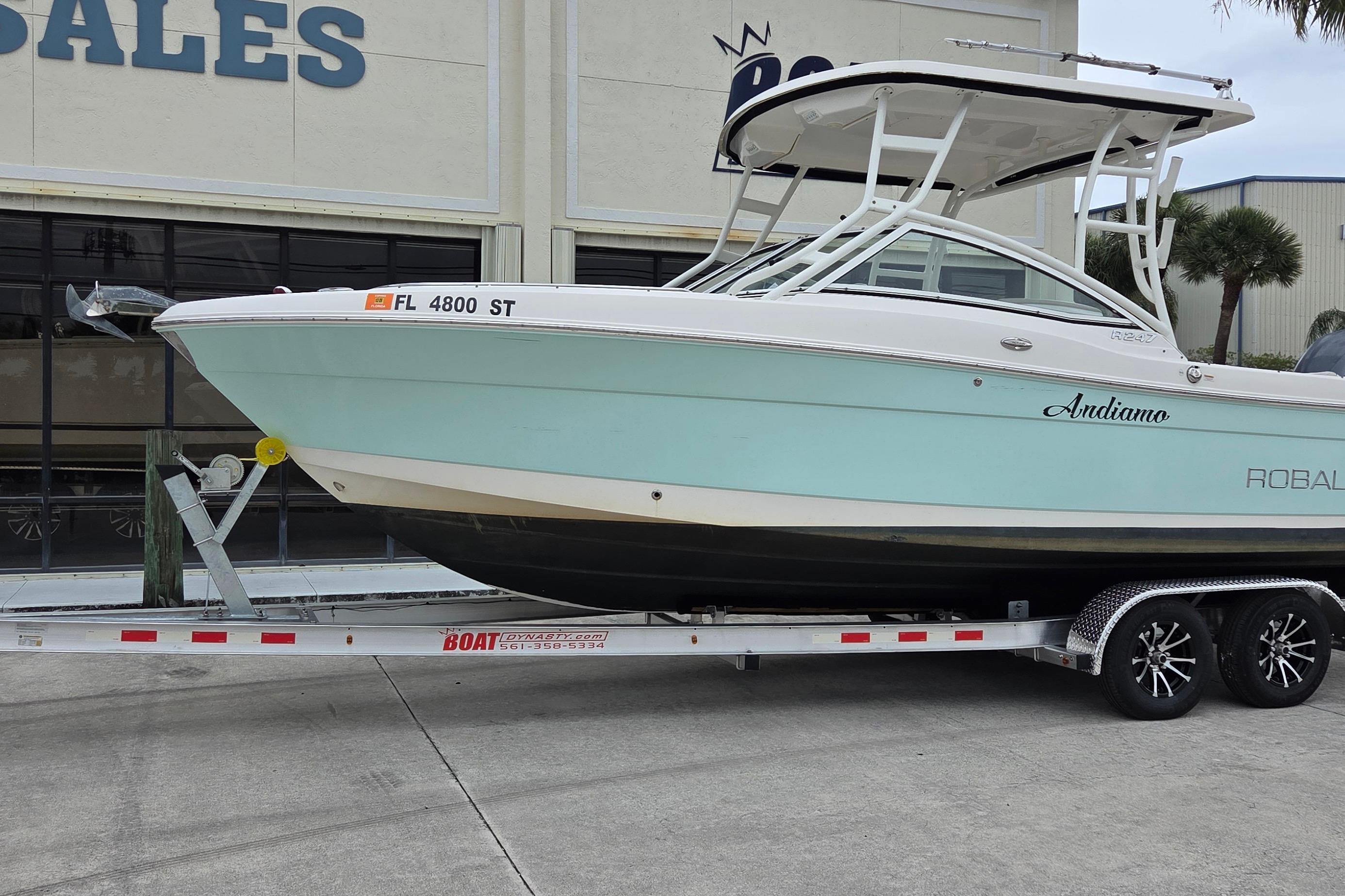 2017 Robalo R247 Dual Console