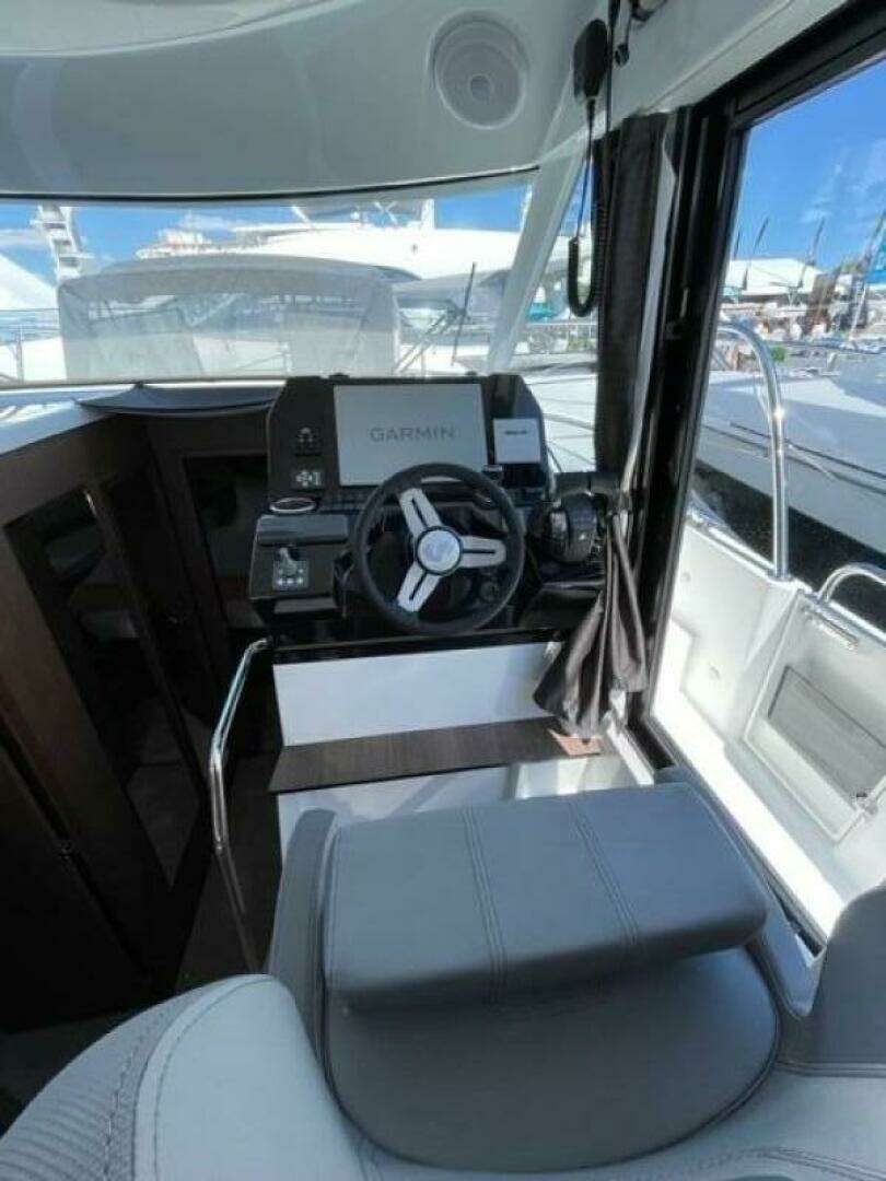 2026 Beneteau Antares 11 Fly - Image 15