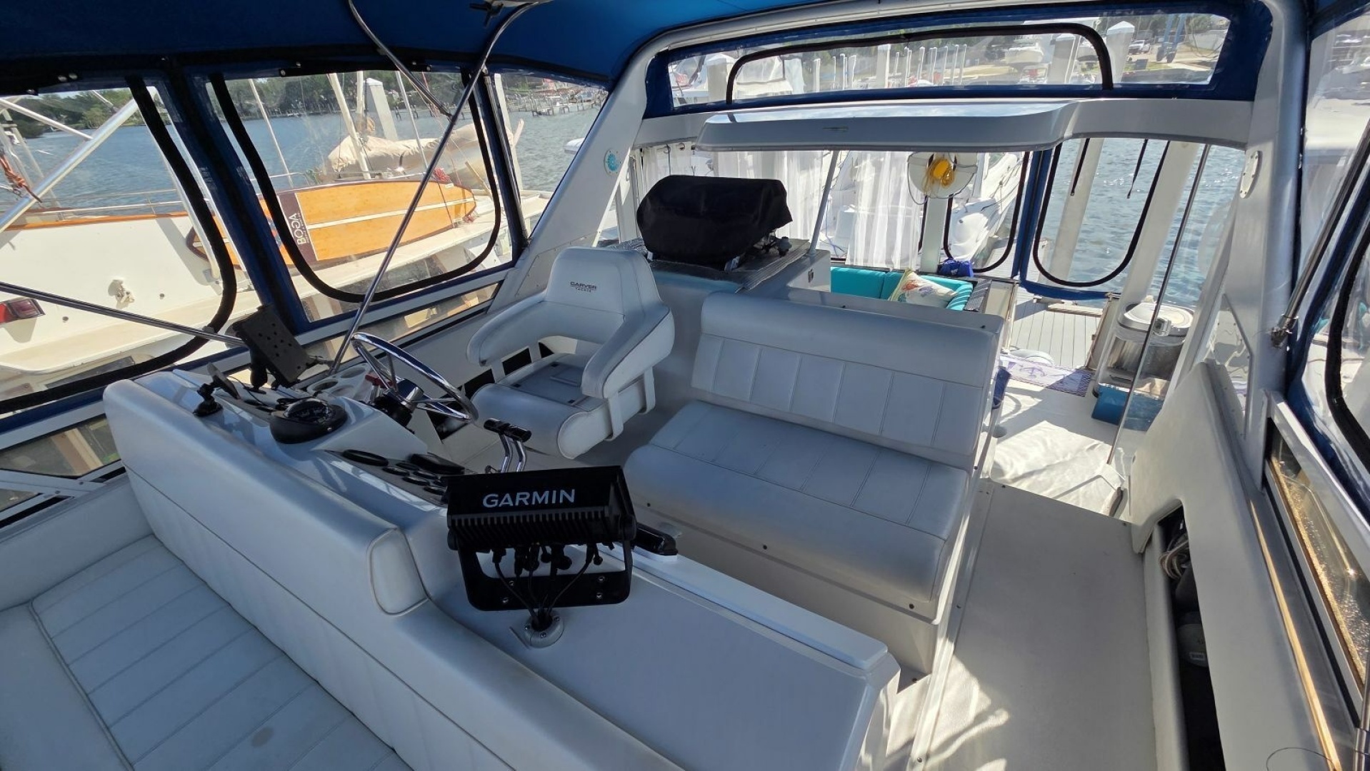 1998 Carver 405 Aft Cabin Motor Yacht - Image 16