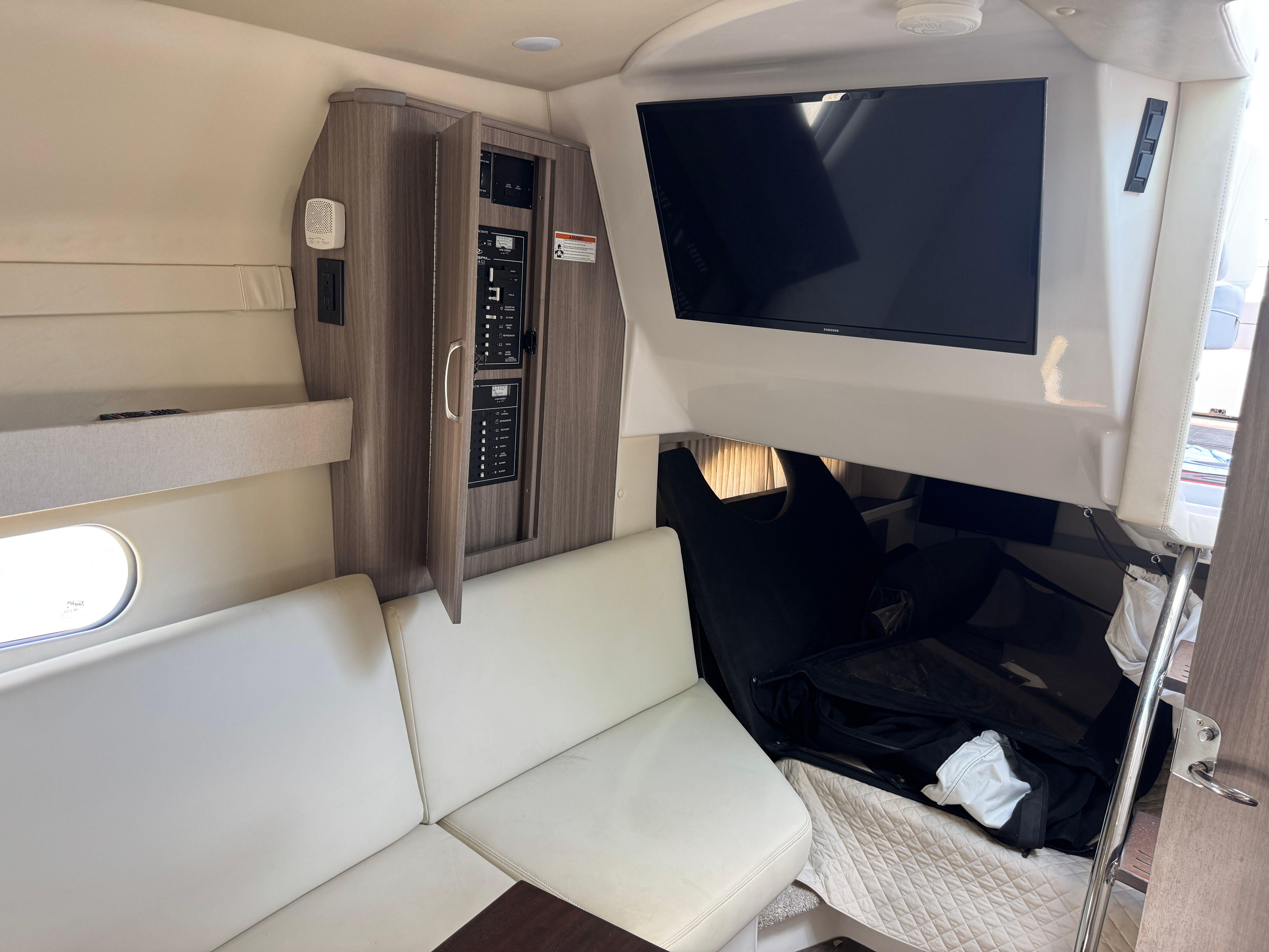 2023 REGAL 33 EXPRESS - Image 29