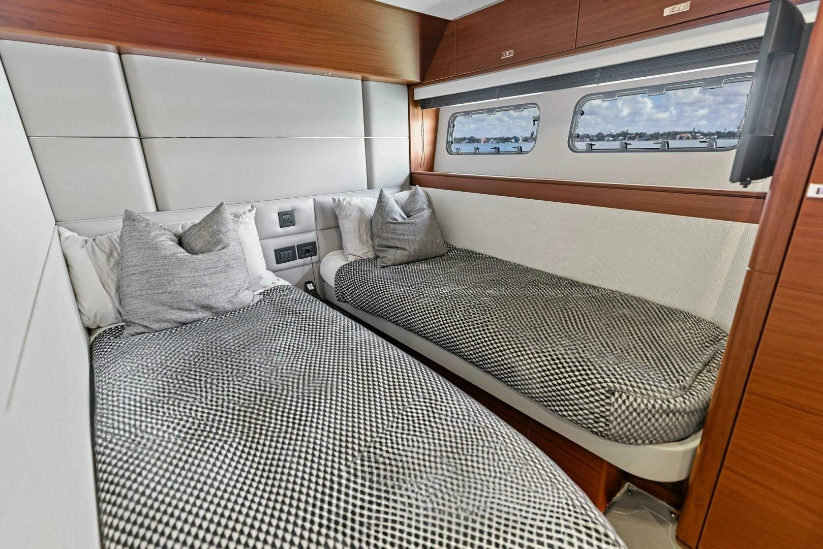 2018 Princess Y75 Motor Yacht - Image 38