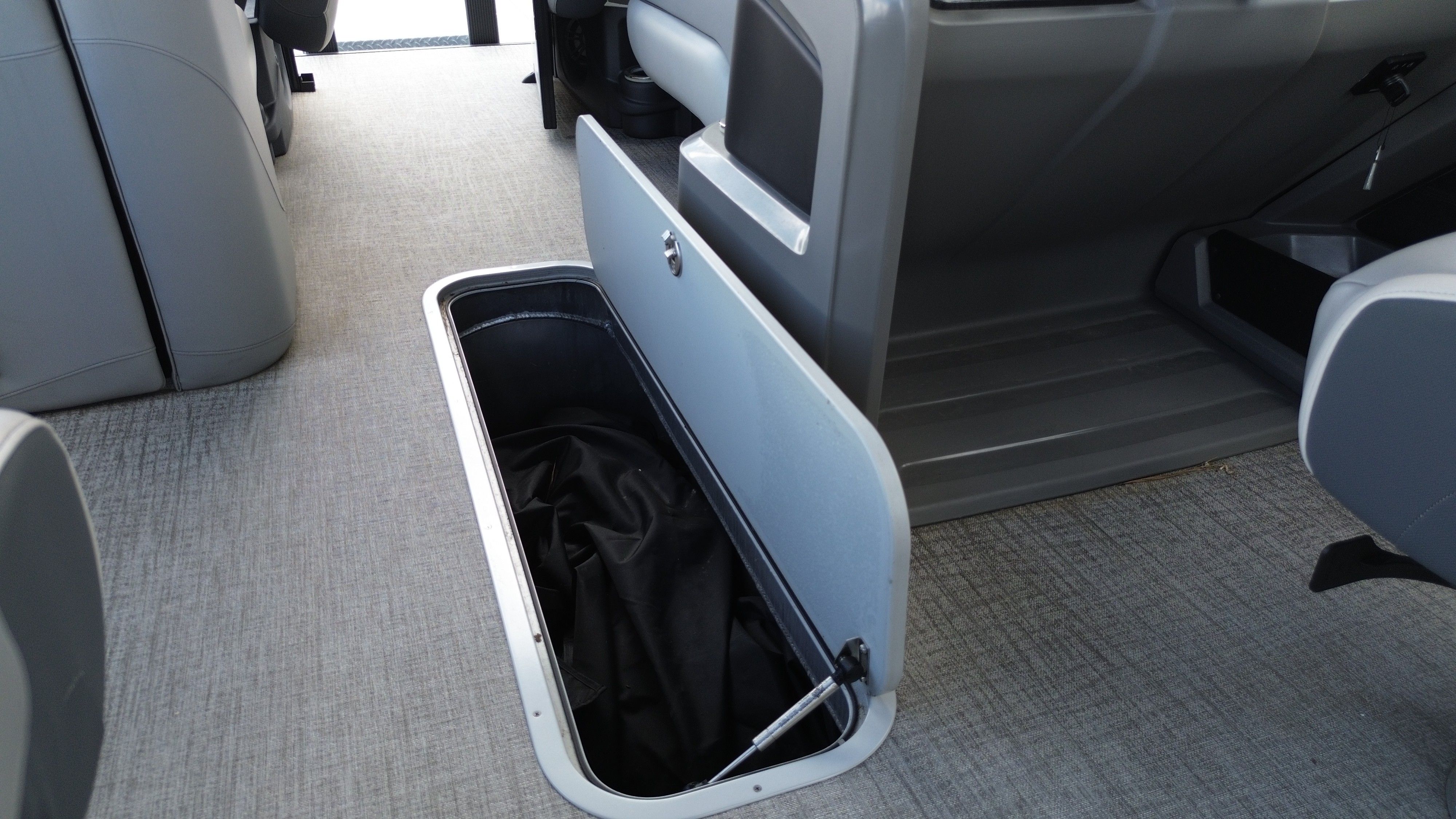 2025 Avalon LSZ Versatile Rear Bench - 23' - 35