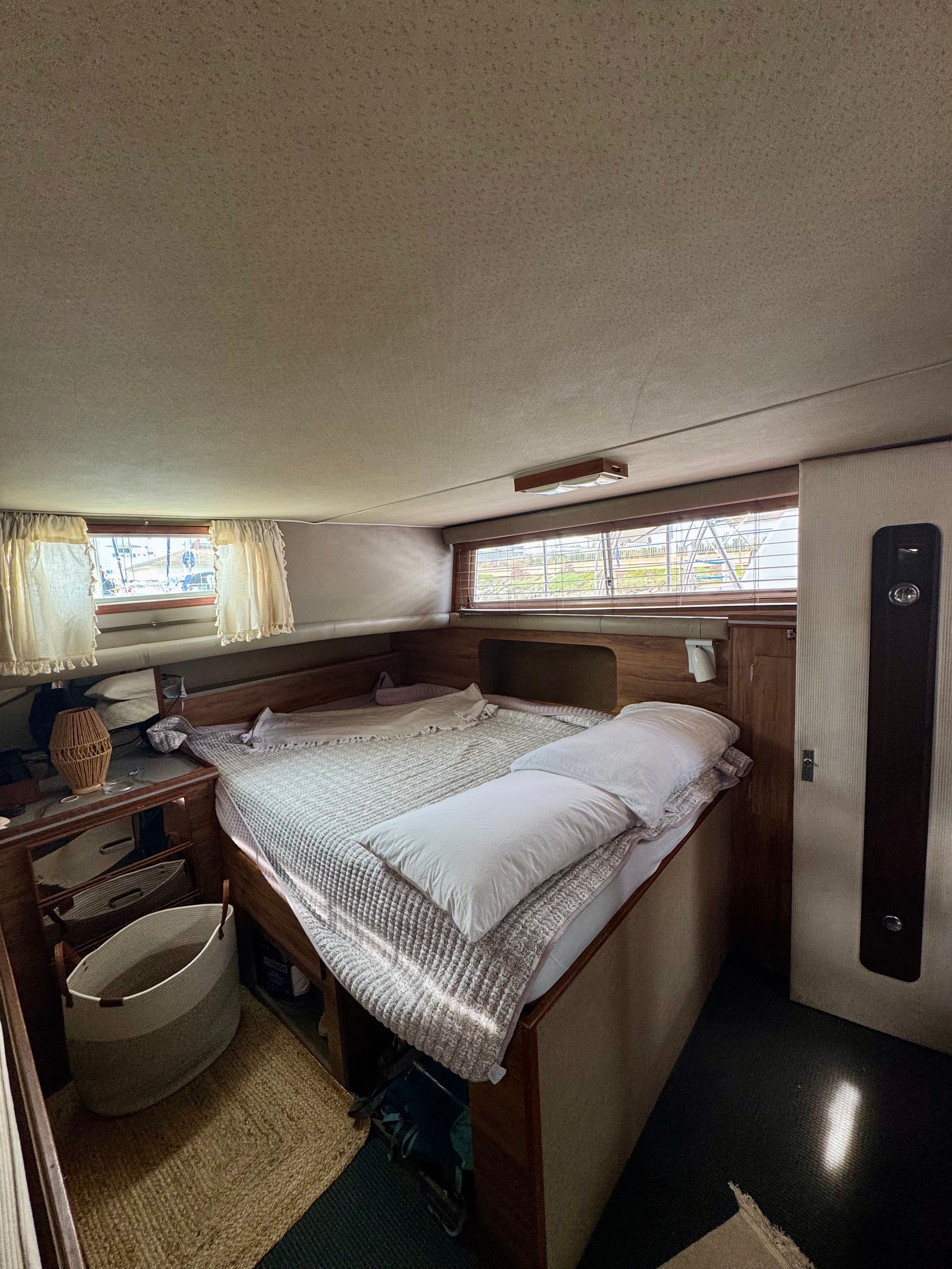 1982 Chris-Craft 381 Catalina - 10